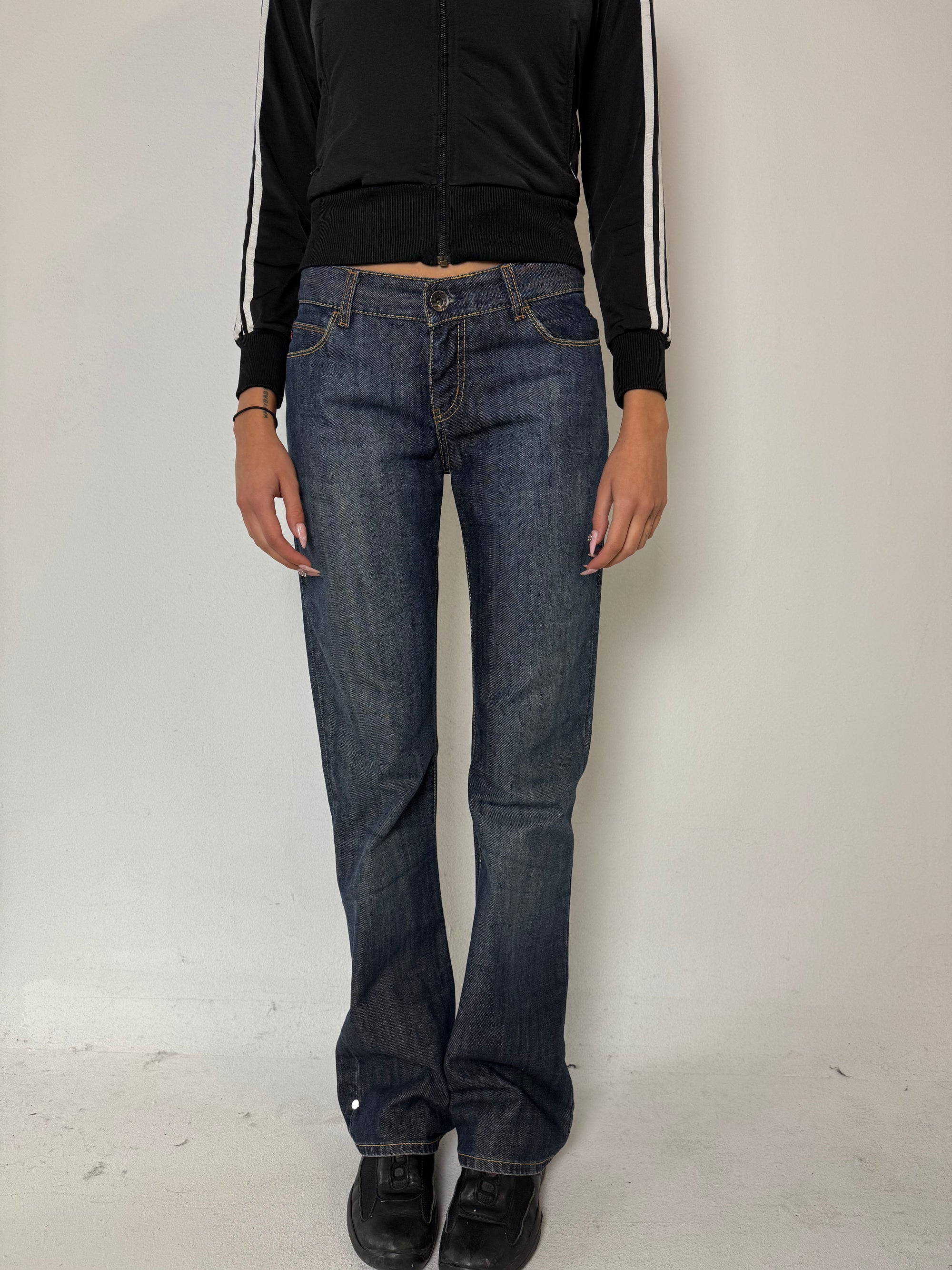 Eine dunkelblaue bootcut denim eans von miss sixty 