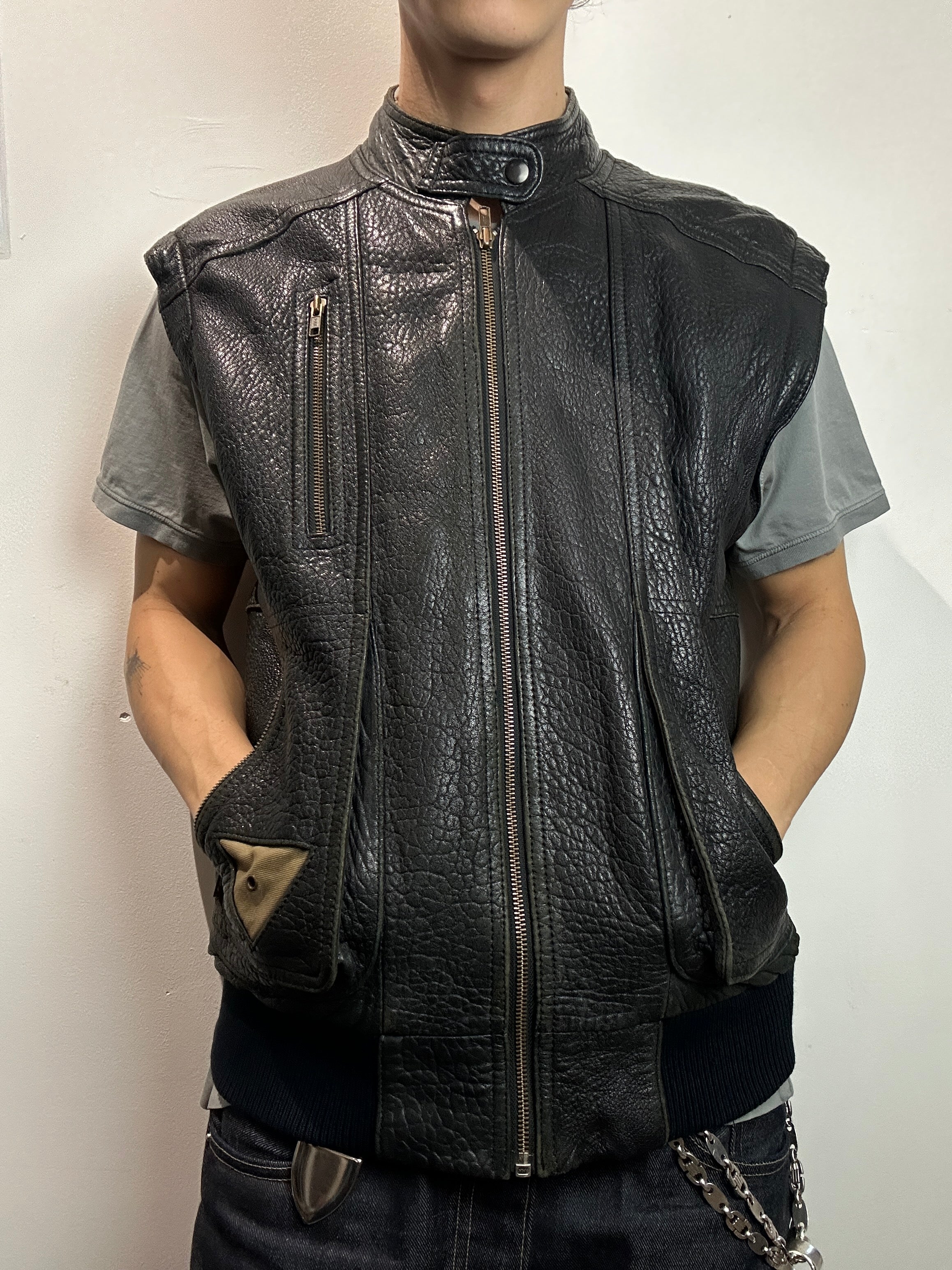 Tragebild von einer Vintage Leather Biker Vest von vorne