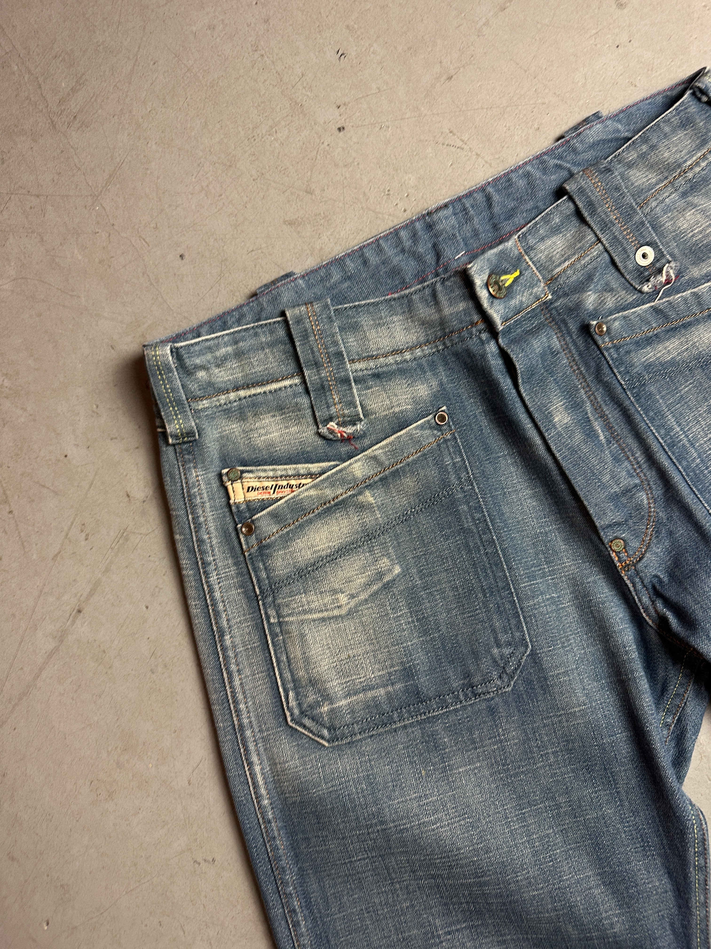 Detailbild von einer Vintage Diesel Bleached Denim von vorne