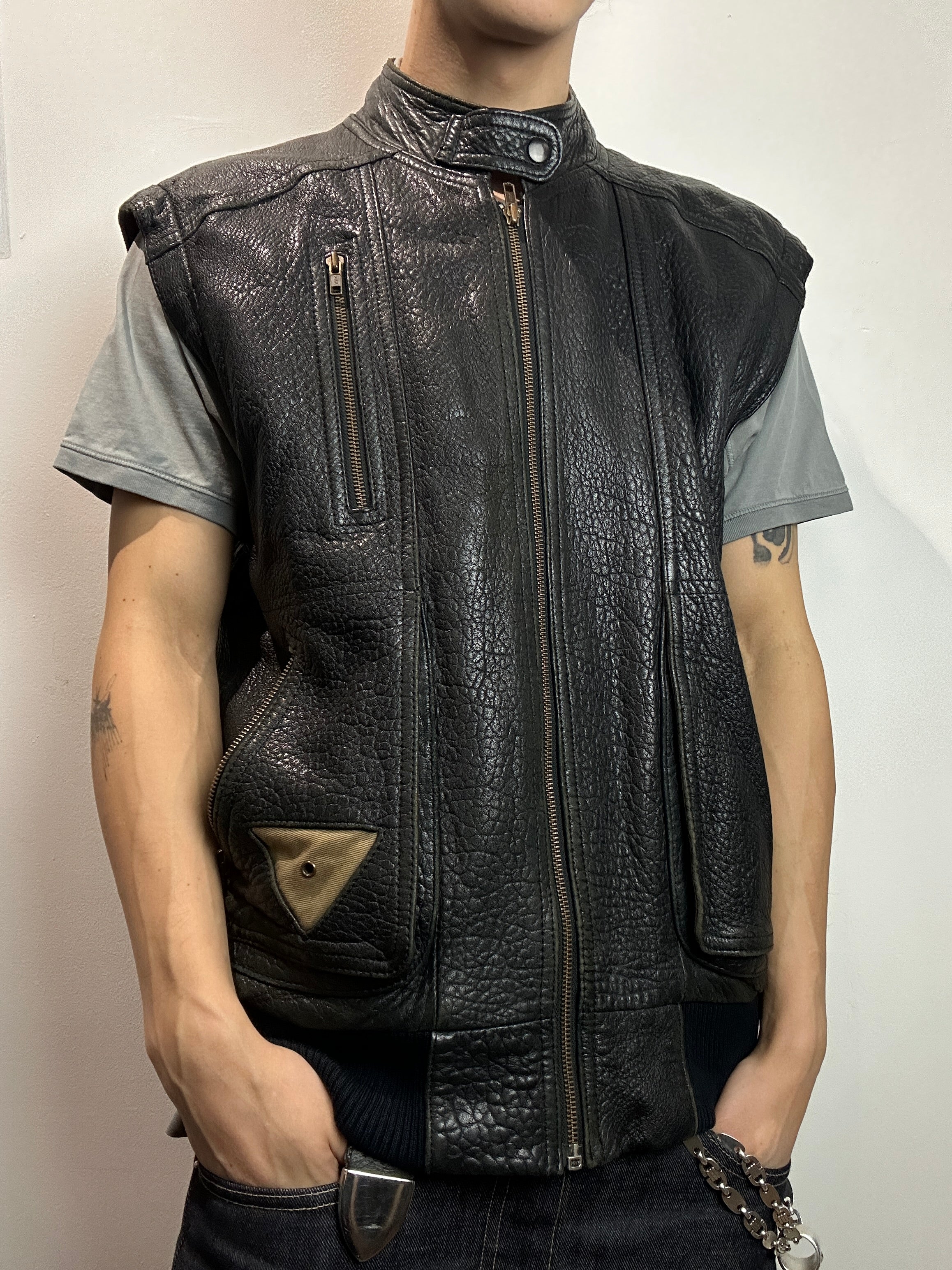 Tragebild von einer Vintage Leather Biker Vest von vorne