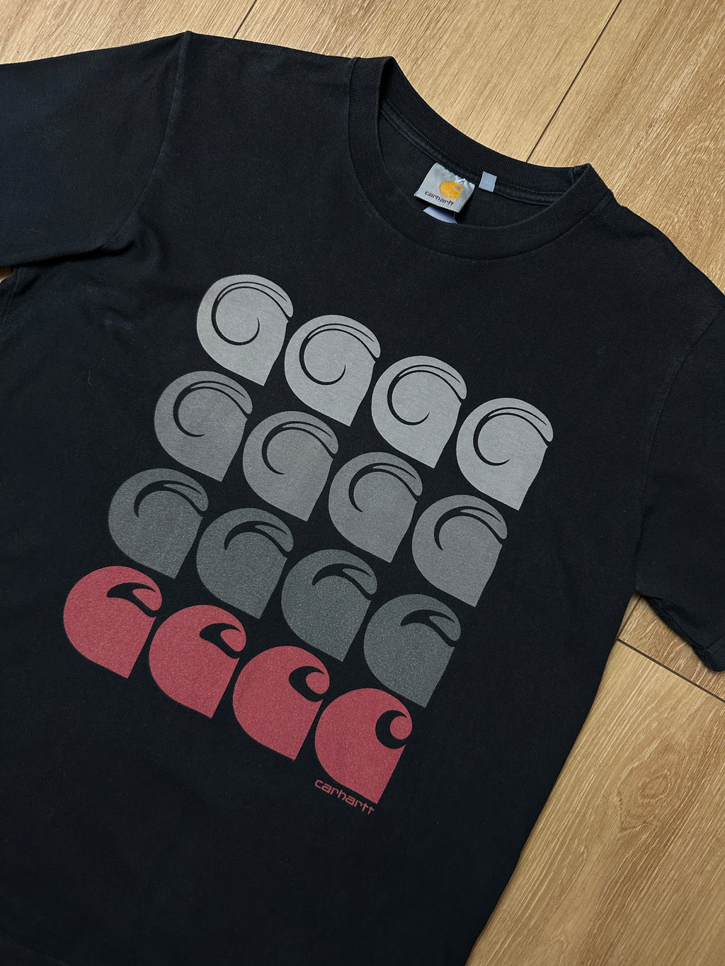 Detailbild von einem Vintage Black Carhartt Tee von vorne