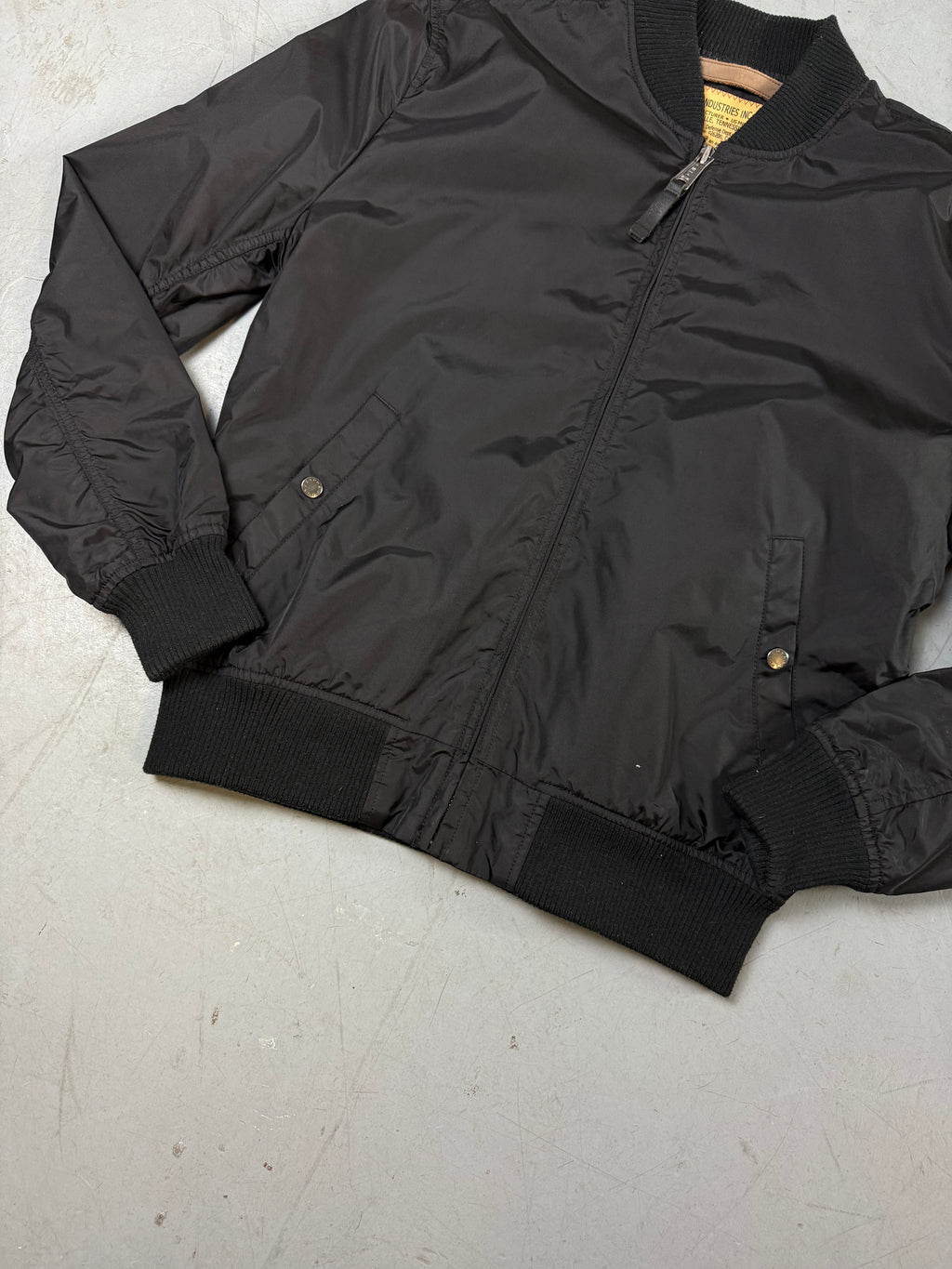 Detailbild von einer Vintage Alpha Industries Black Bomber Jacket von Bund