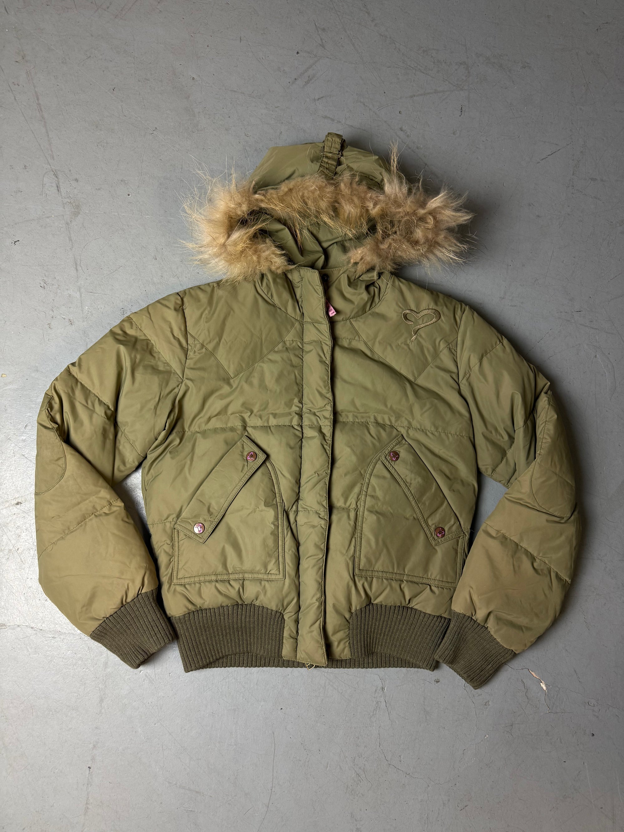 Eine Khaki grüne y2k Winterjacke von Kocca mit Fell Kaputze 