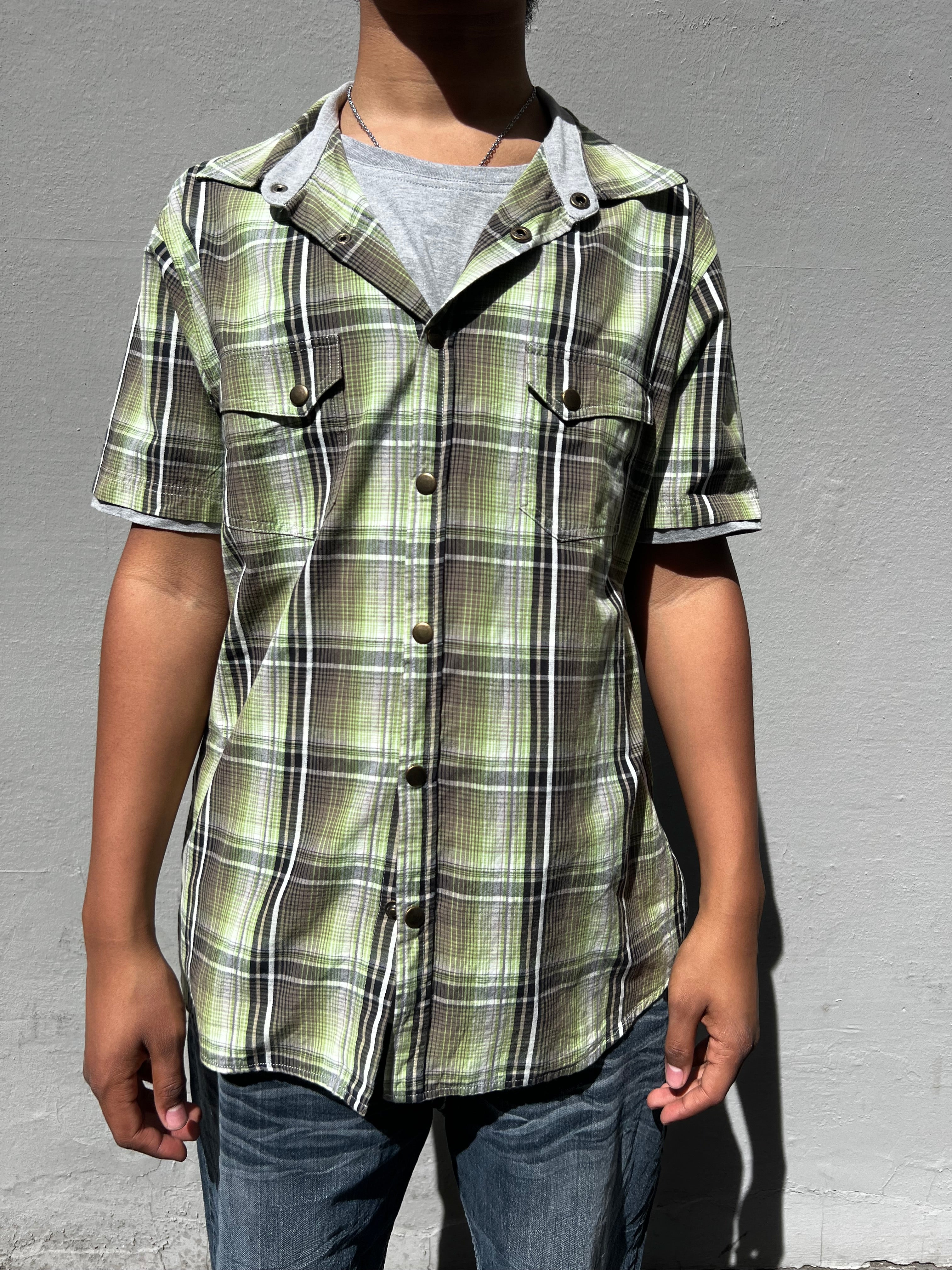 Ein Grün kariertes kurzärmliges Hemd mit einem grauen T-Shirt darunter in XL