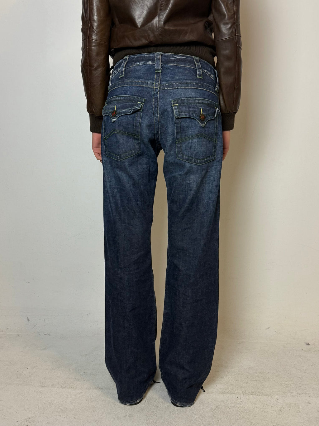Eine dunkelblaue Straight leg Jeans von Armani mid waist 
