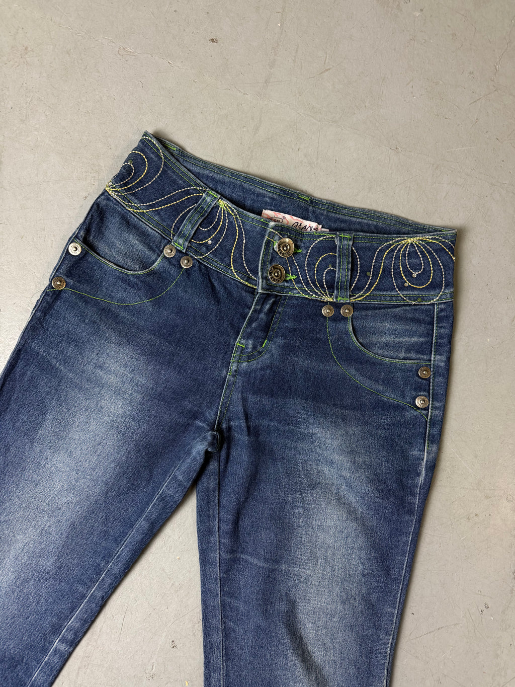 Detailbild von einer Vintage Bootcut Jeans with Colorful Stitching von Hosenbund 