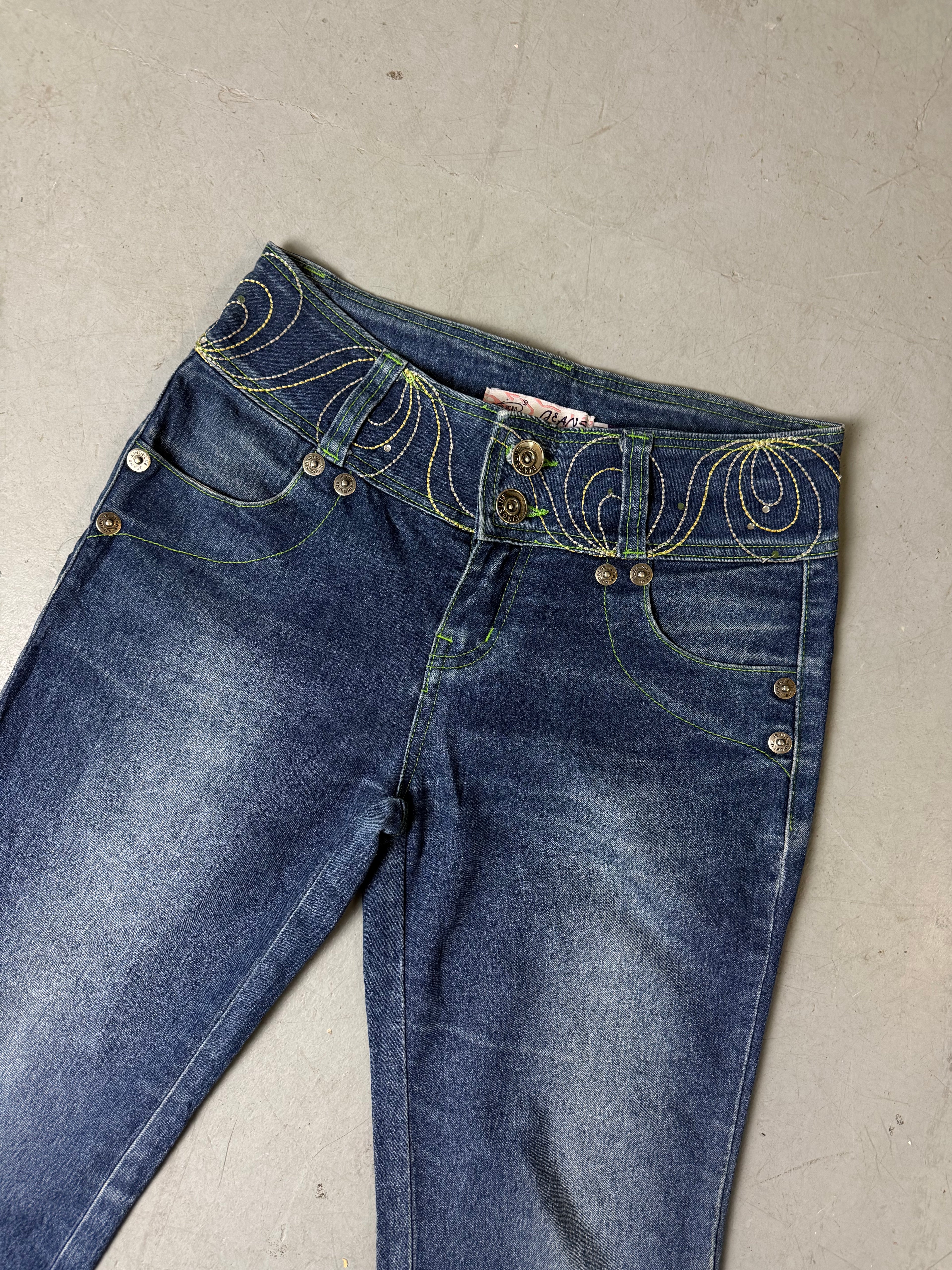 Detailbild von einer Vintage Bootcut Jeans with Colorful Stitching von Hosenbund 