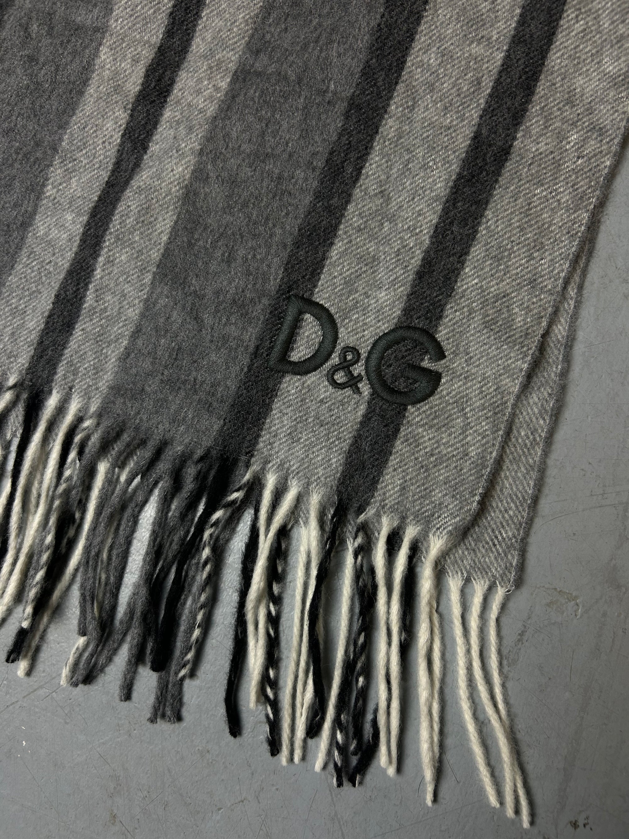 Detailliertes Produktbild von Vintage D&G Grey Striped Scarf