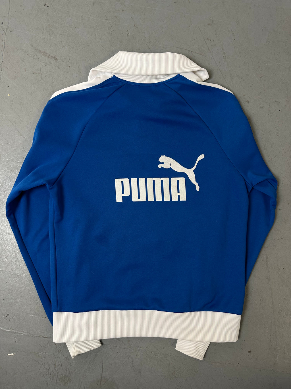 Ein Blau weißes Set von Puma bestehend aus Trackjacke und Trackpants in M/L