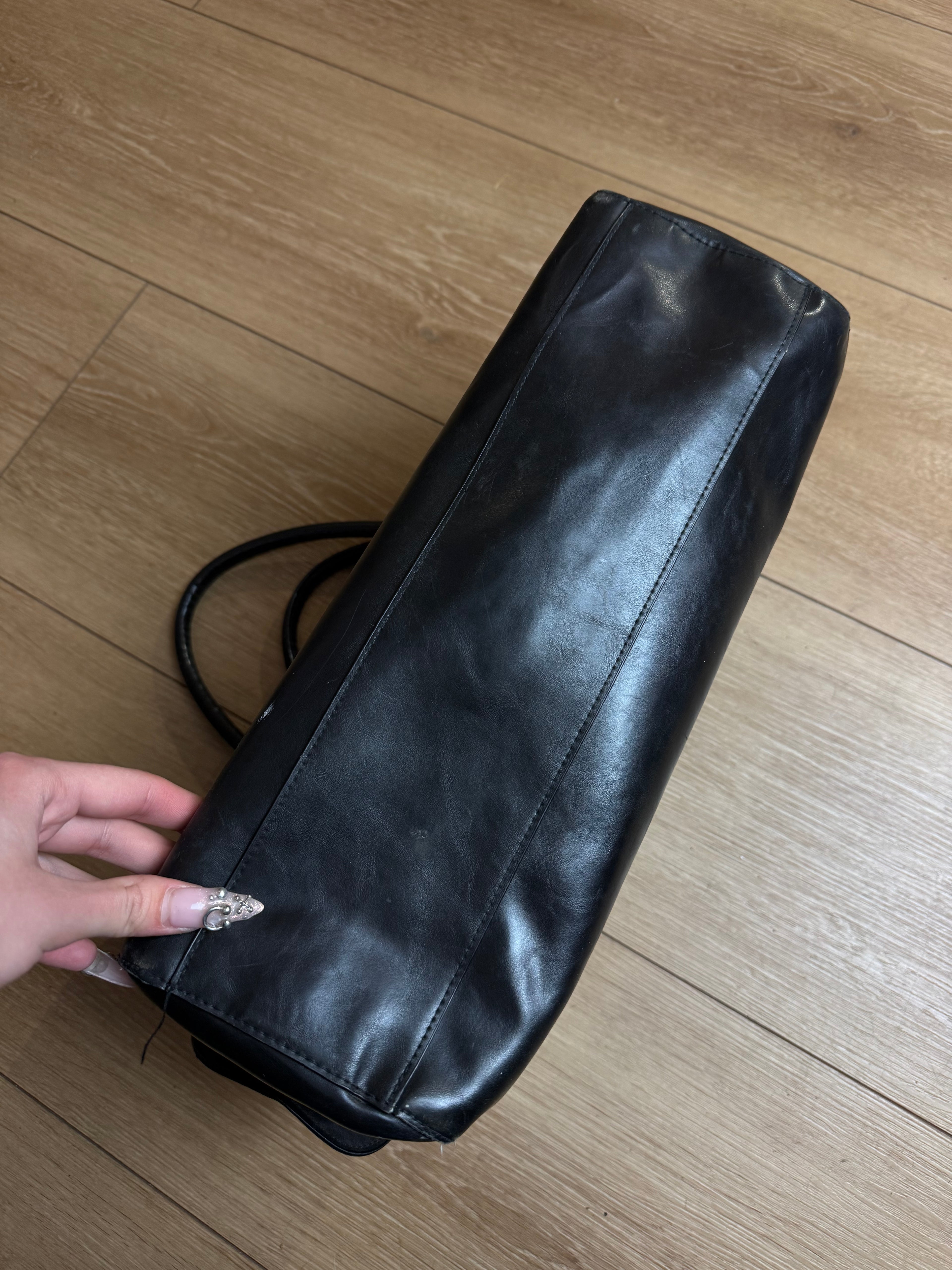 Detailbild von einer Vintage Playboy Black Bag with Pink Details von unten