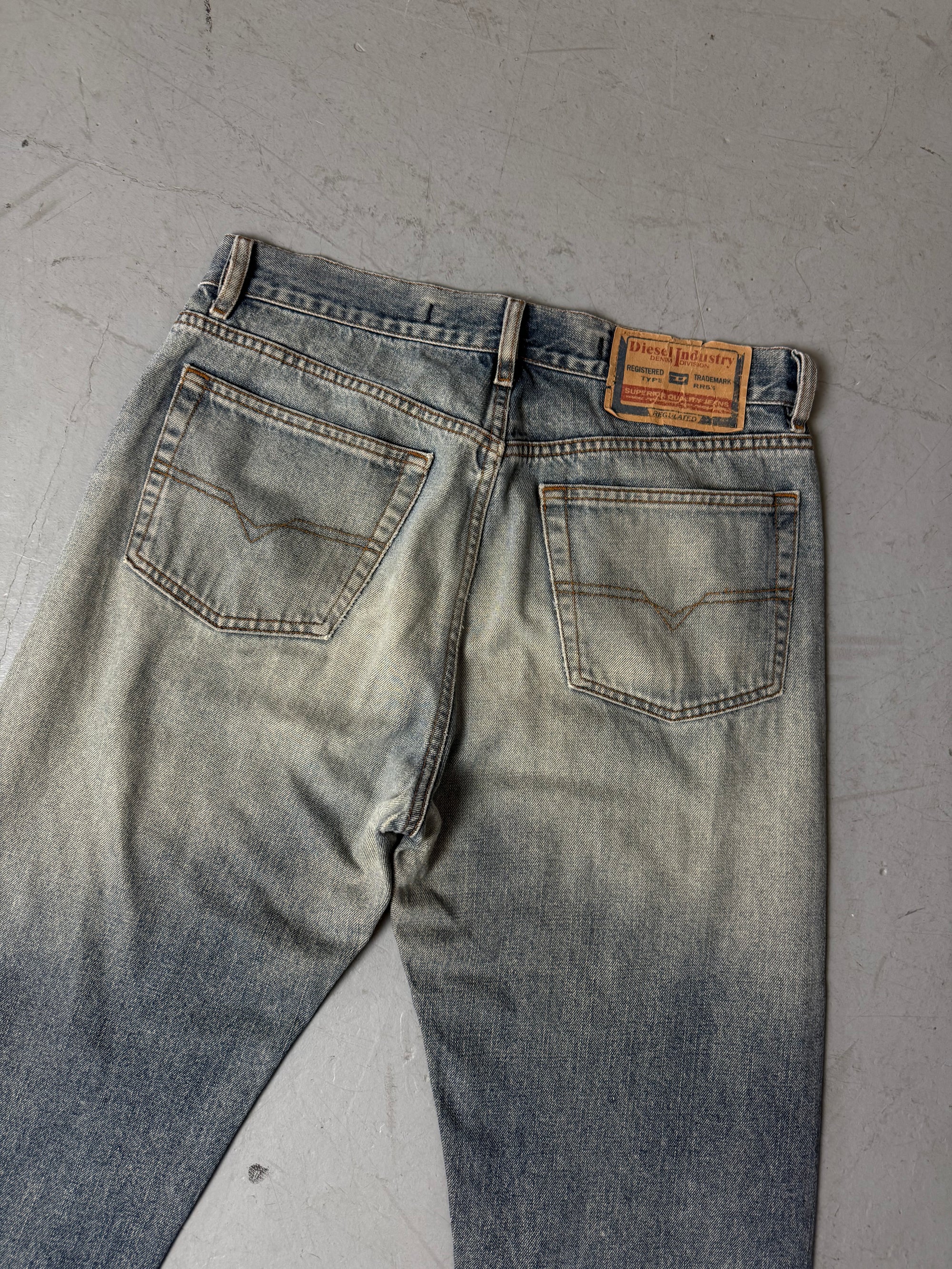 Eine baggy washed denim jeans von diesel it riss im knie in M/L