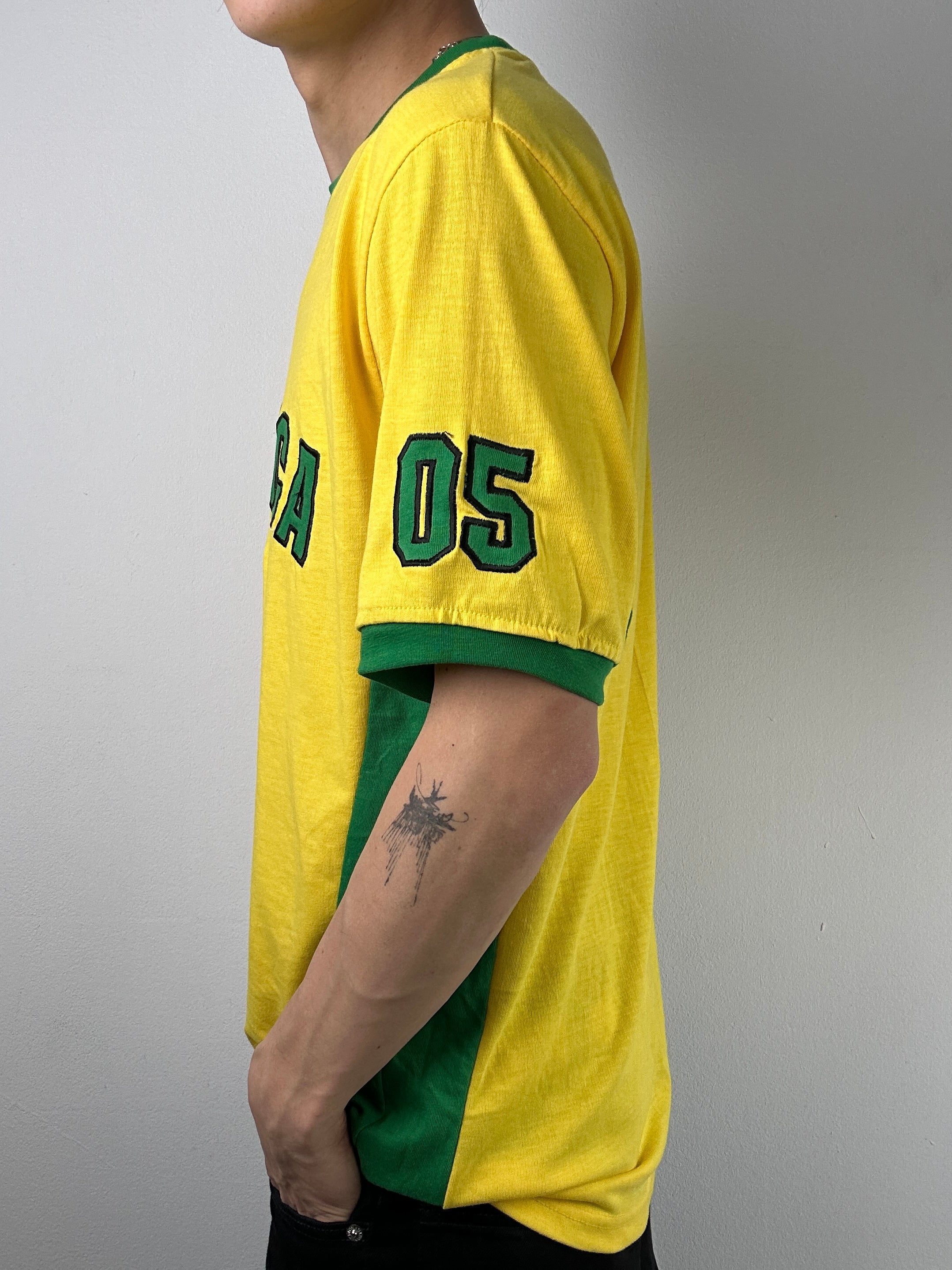 Vintage Jamaica Printed T-Shirt in gelb und grün für Herren. Y2K Second Hand 2000s Fashion