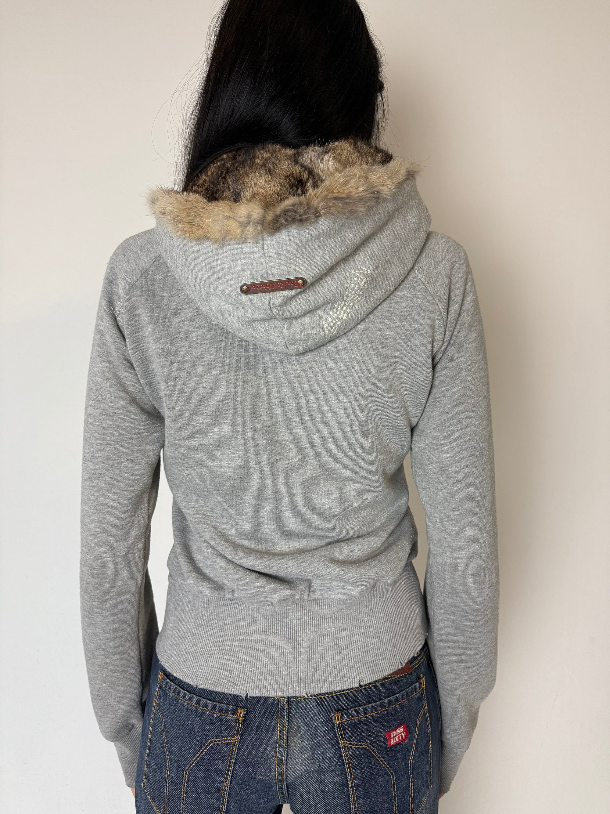 Ein grauer zipper mit fur hood I’m Abercrombie Y2K Stil in M