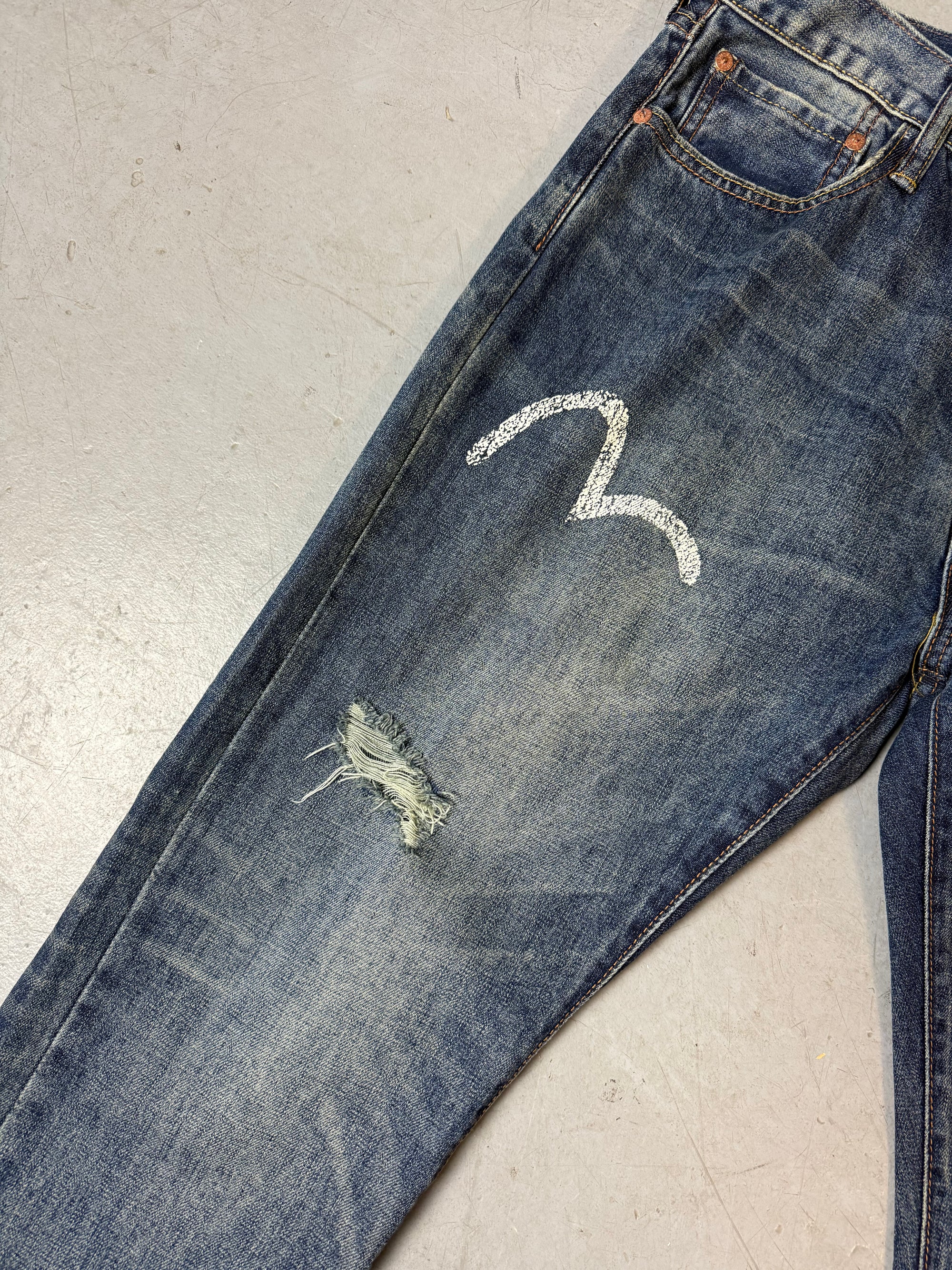 Detailbild von Vintage Evisu Dark Blue Denim Jeans von Evisu Logo auf Hosenbein