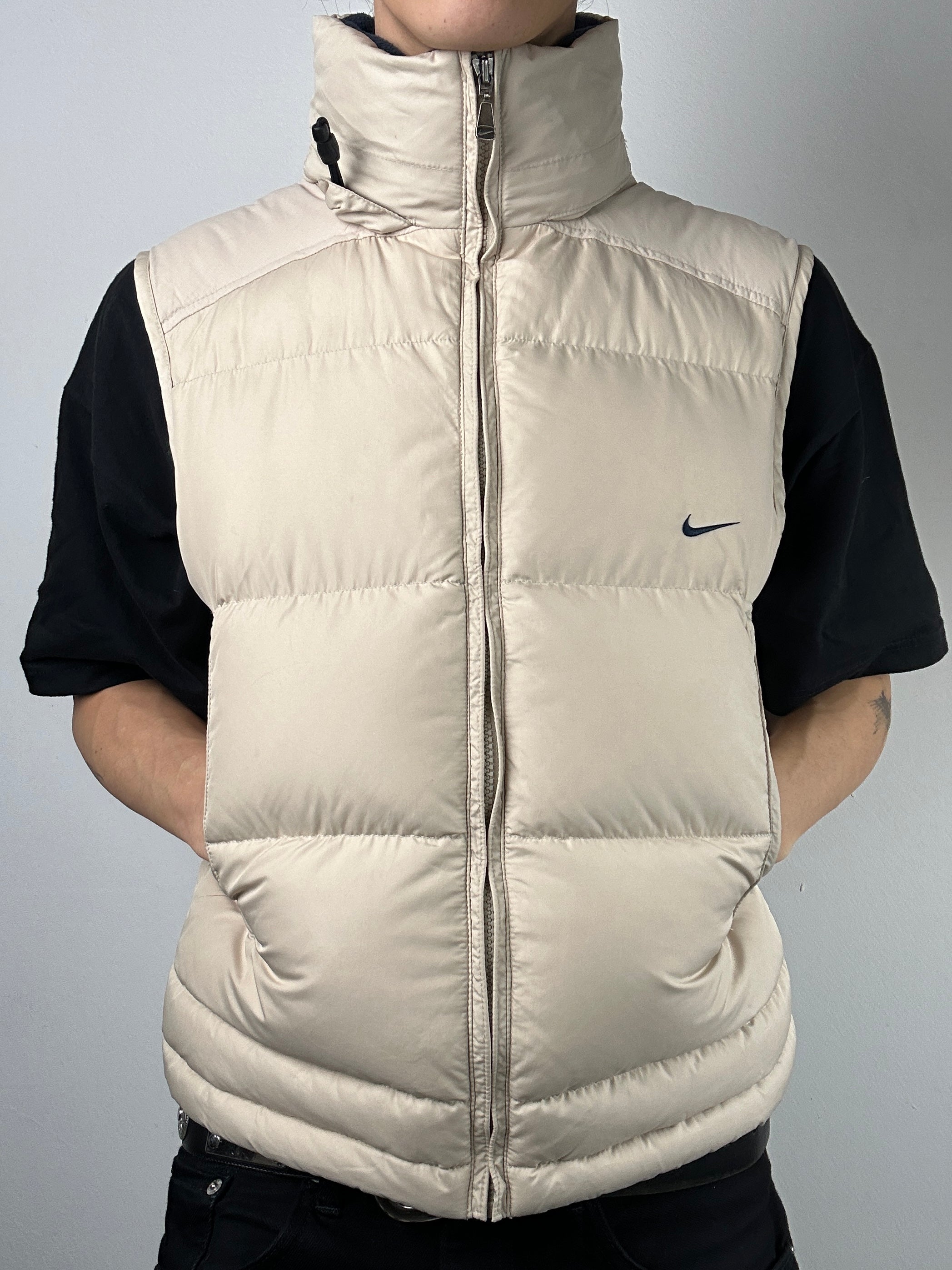 Vintage Nike Cream Down Puffer Vest für Männer. Y2K Secondhand 2000s Fashion