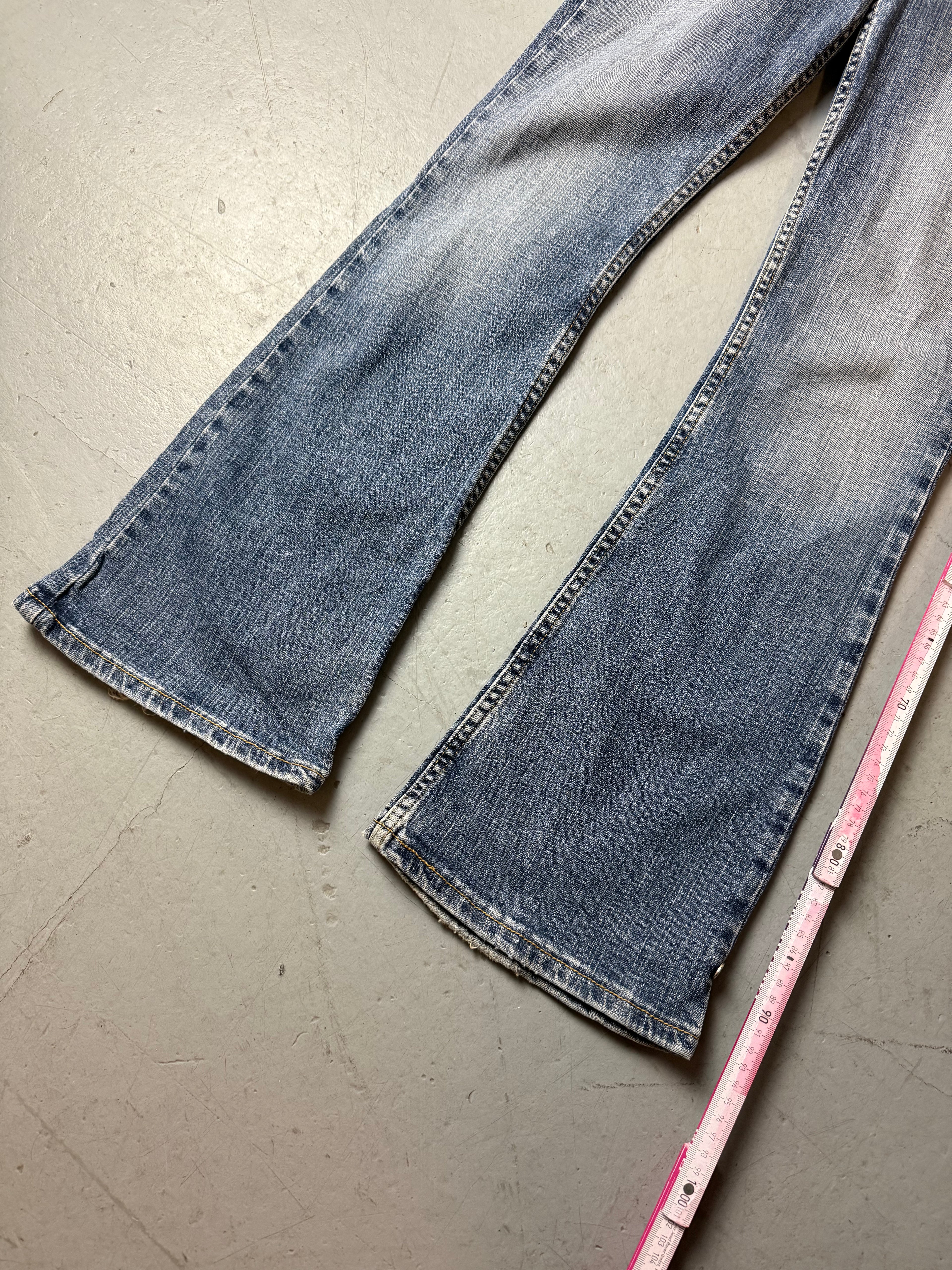 Vintage Levi’s 518 Low Waist Bootcut Jeans für Damen. Y2K 2000s Fashion