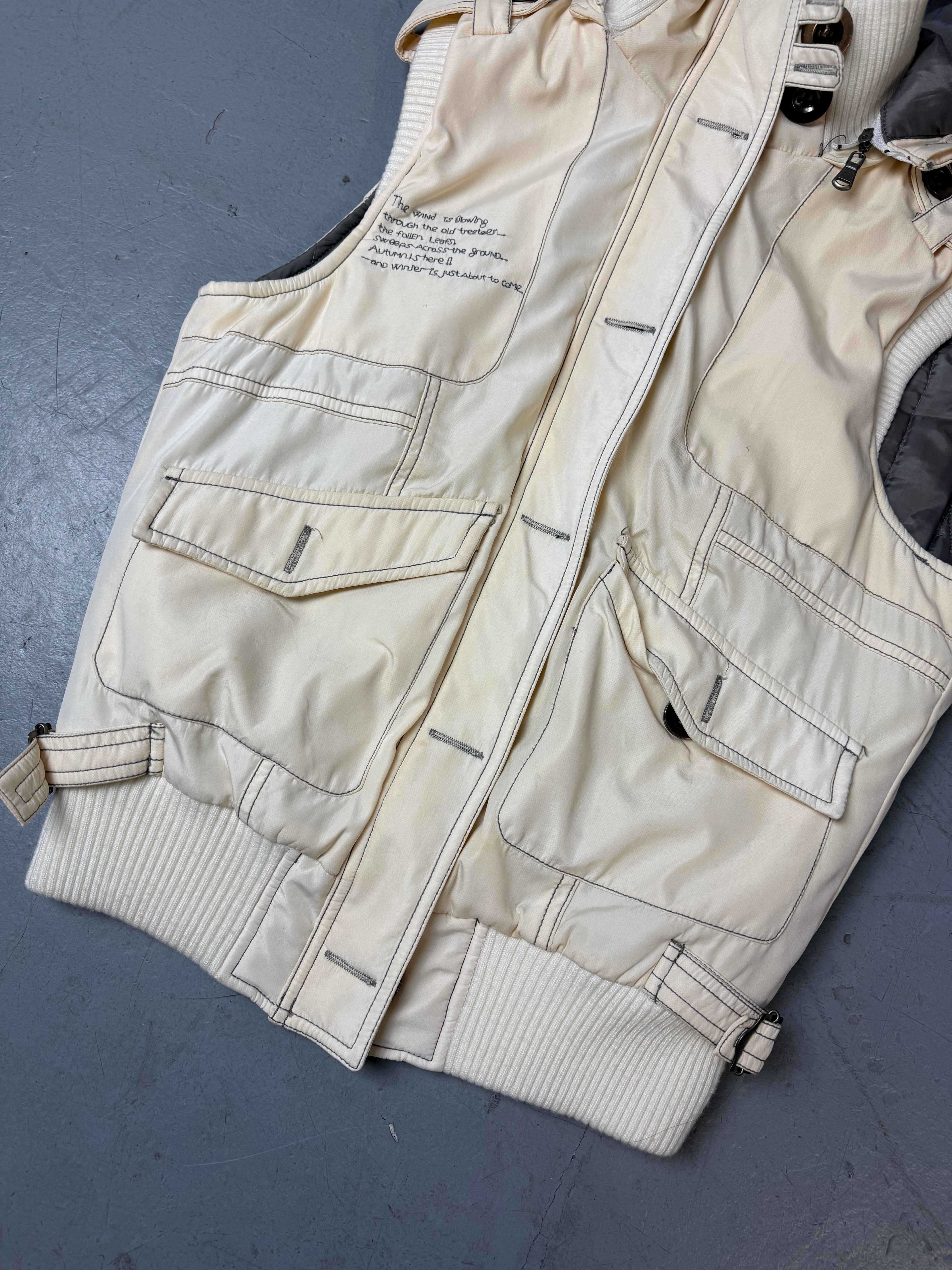 Detailbild von Vintage Beige Gorpcore Hooded Puffer Vest Von vorne