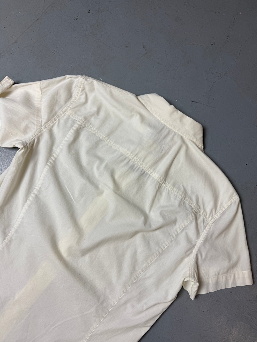 Detailliertes Produktbild von weisem Dirk Bikkembergs Hemd auf grauem Boden