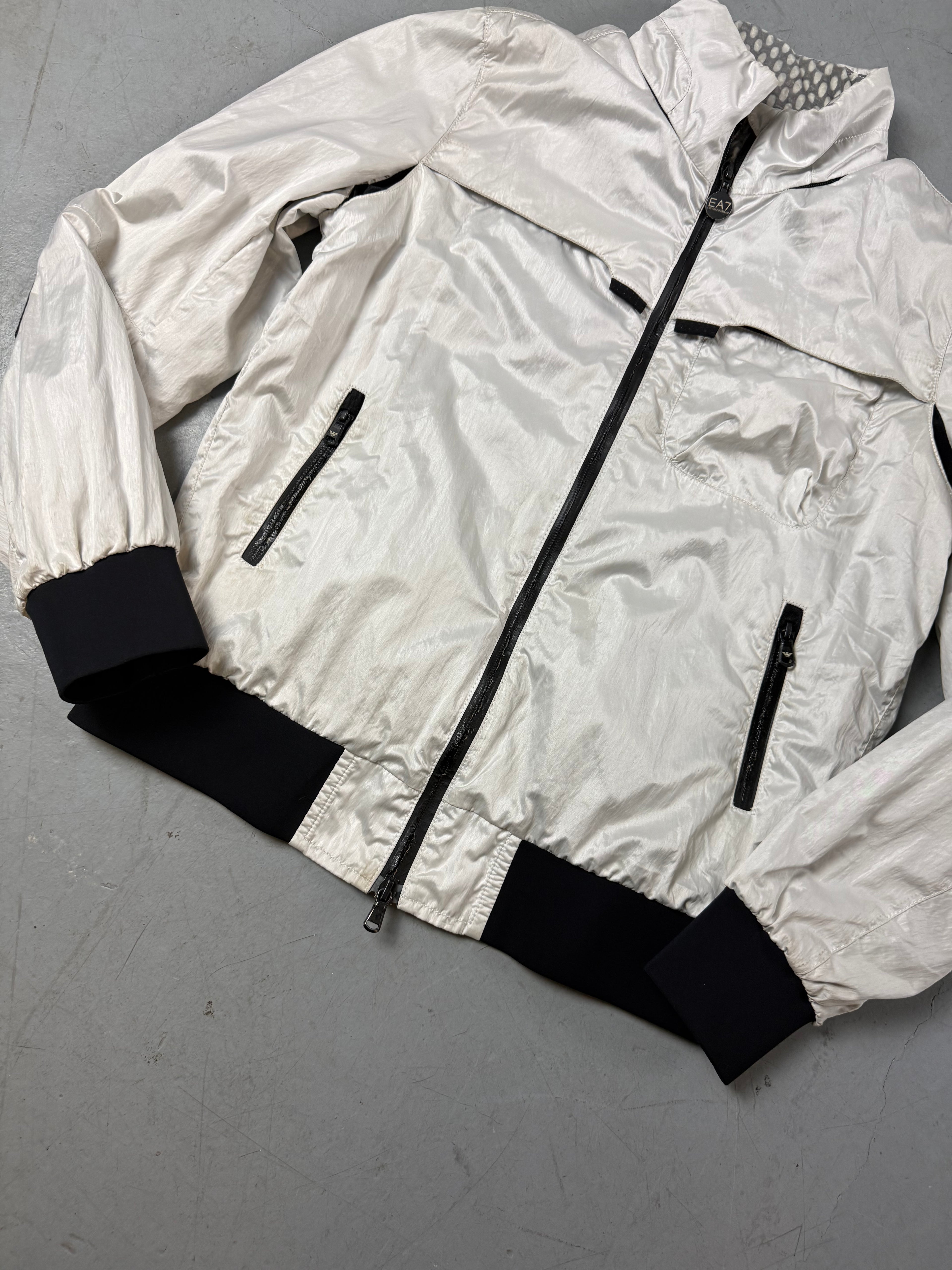 Detailliertes Produktbild von Vintage Emporio Armani Silver Rain Jacket XS/S von vorne