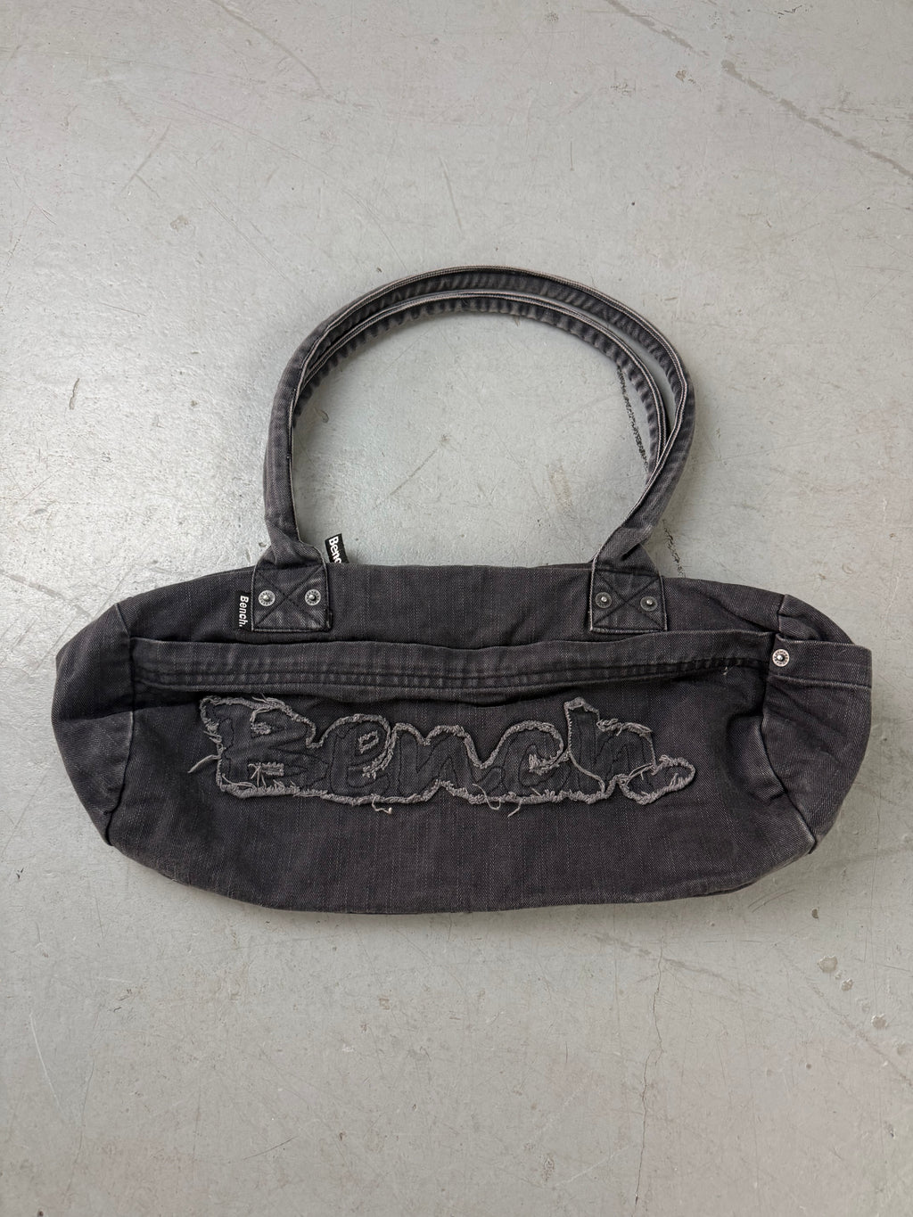 Vintage CNTY BAGS Bench Grey Baguette Bag für Damen Y2K 2000s Fashion.