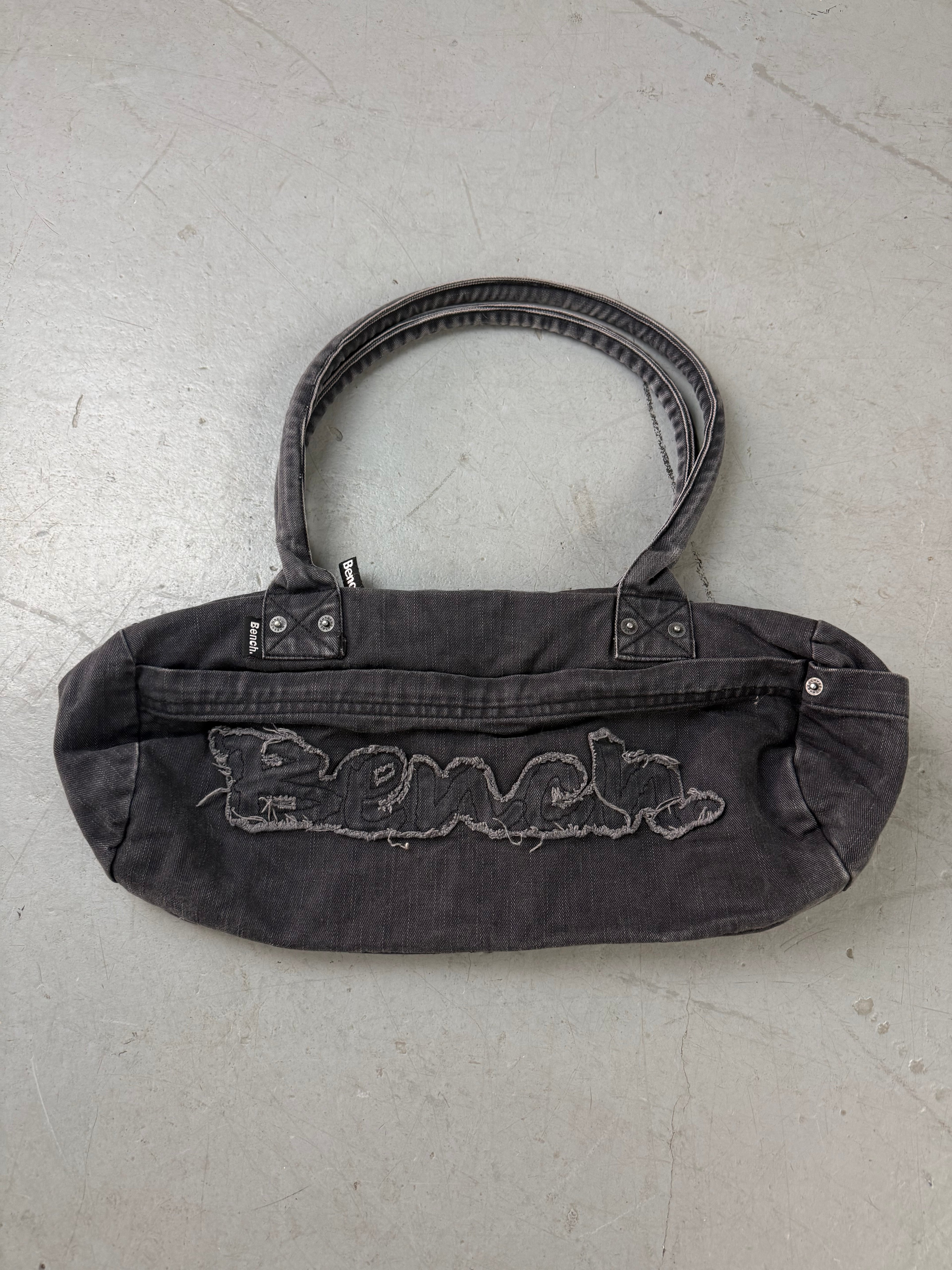 Vintage CNTY BAGS Bench Grey Baguette Bag für Damen Y2K 2000s Fashion.