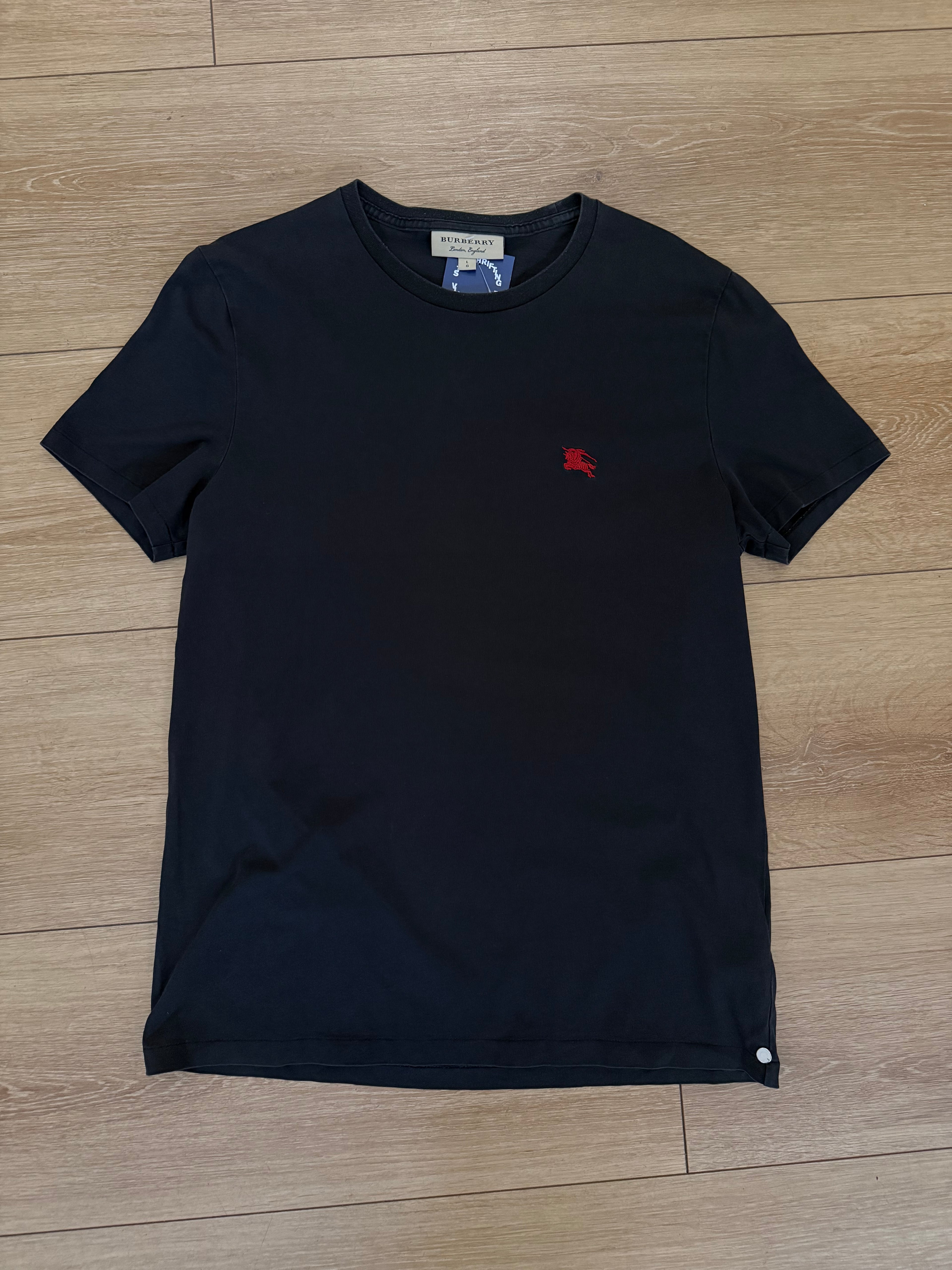 Produktbild Vintage Burberry Black T-Shirt  von vorne 