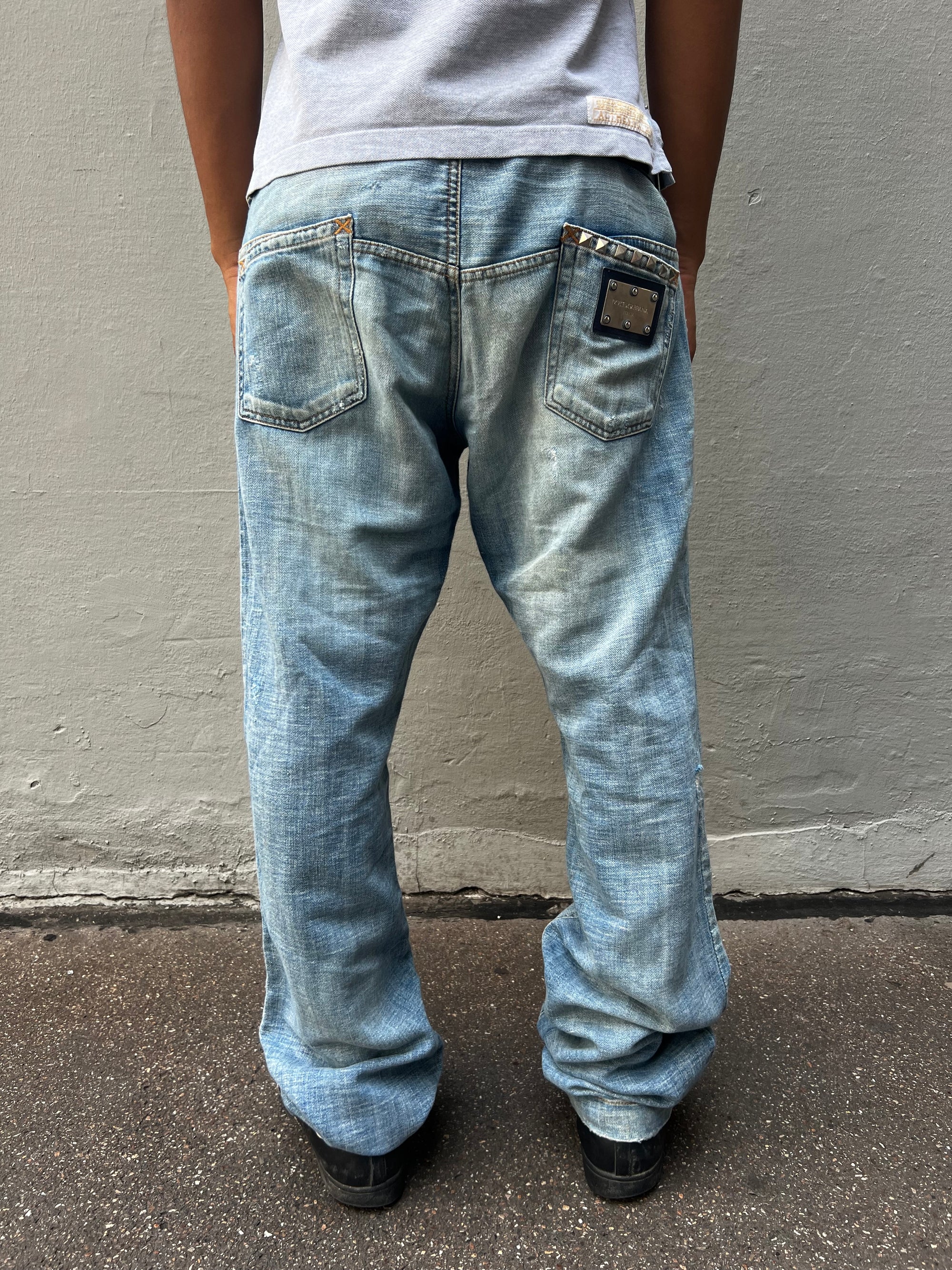 Tragebild von hellblauer Dolce Gabbana  Jeans vor grauem Hintergrund 