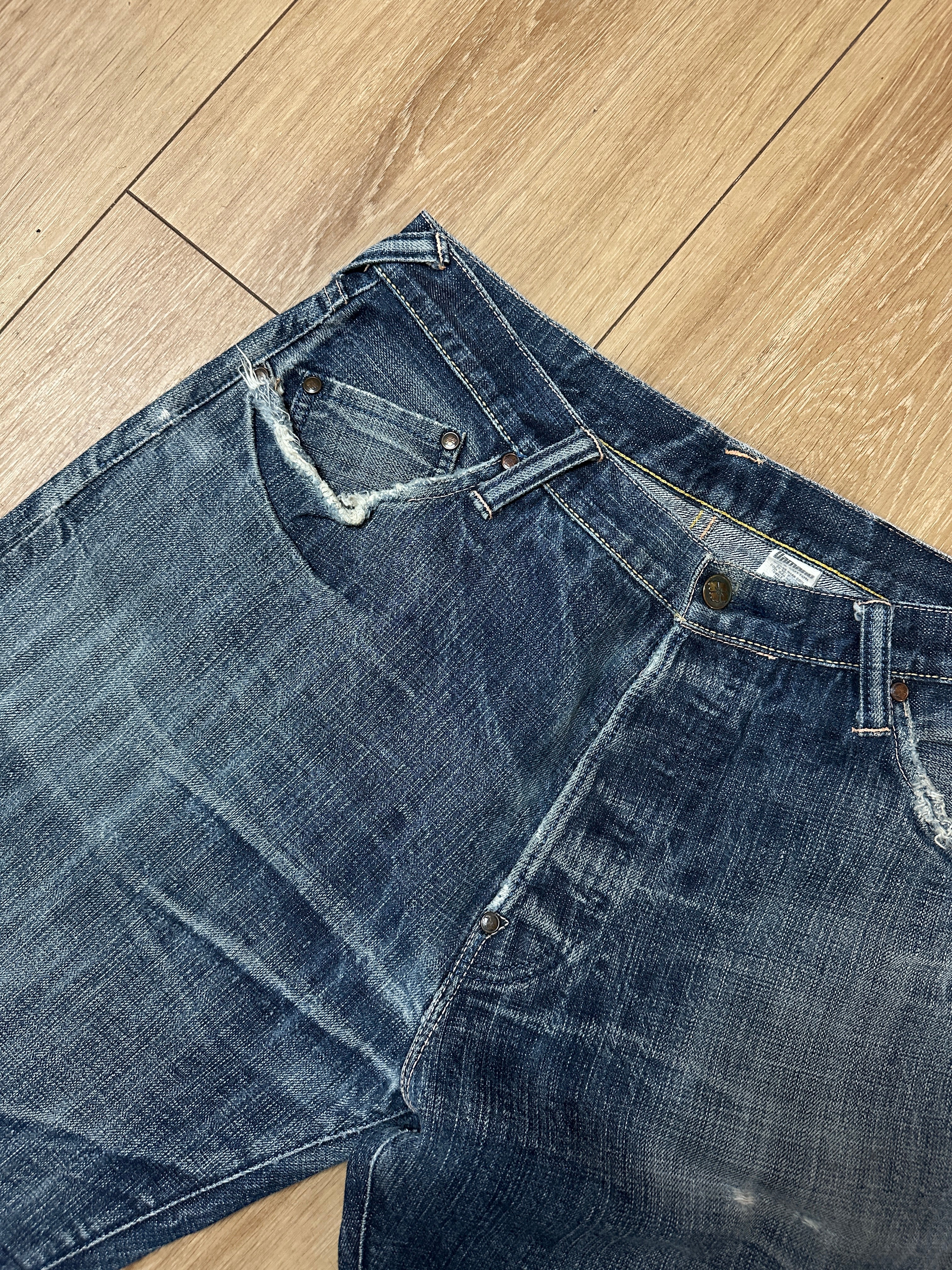 Detailbild von einer Vintage Washed and Printed Denim von vorne