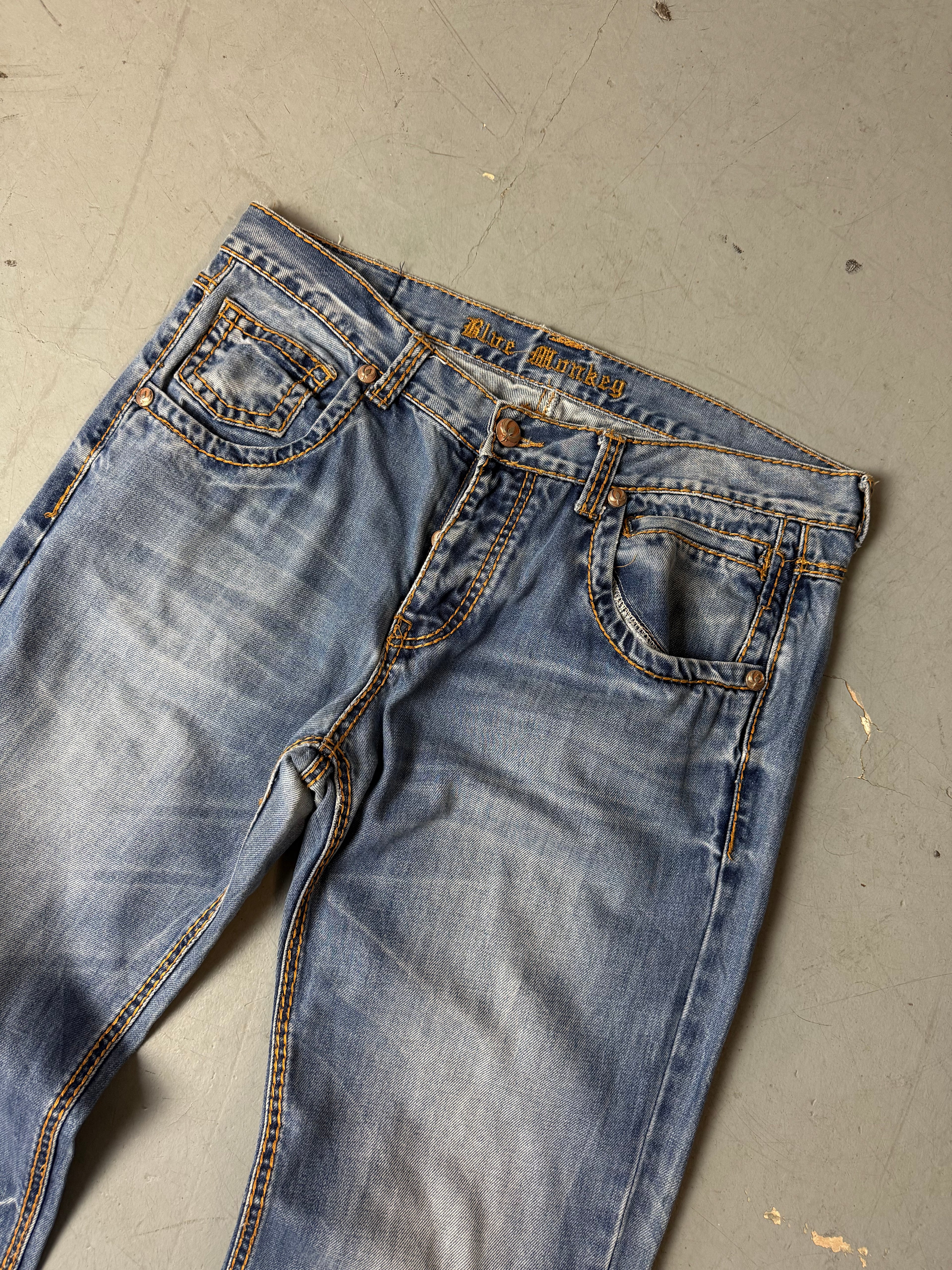 Detailbild von einer Vintage Blue Monkey Baggy Jeans von Hosenbund von vorne