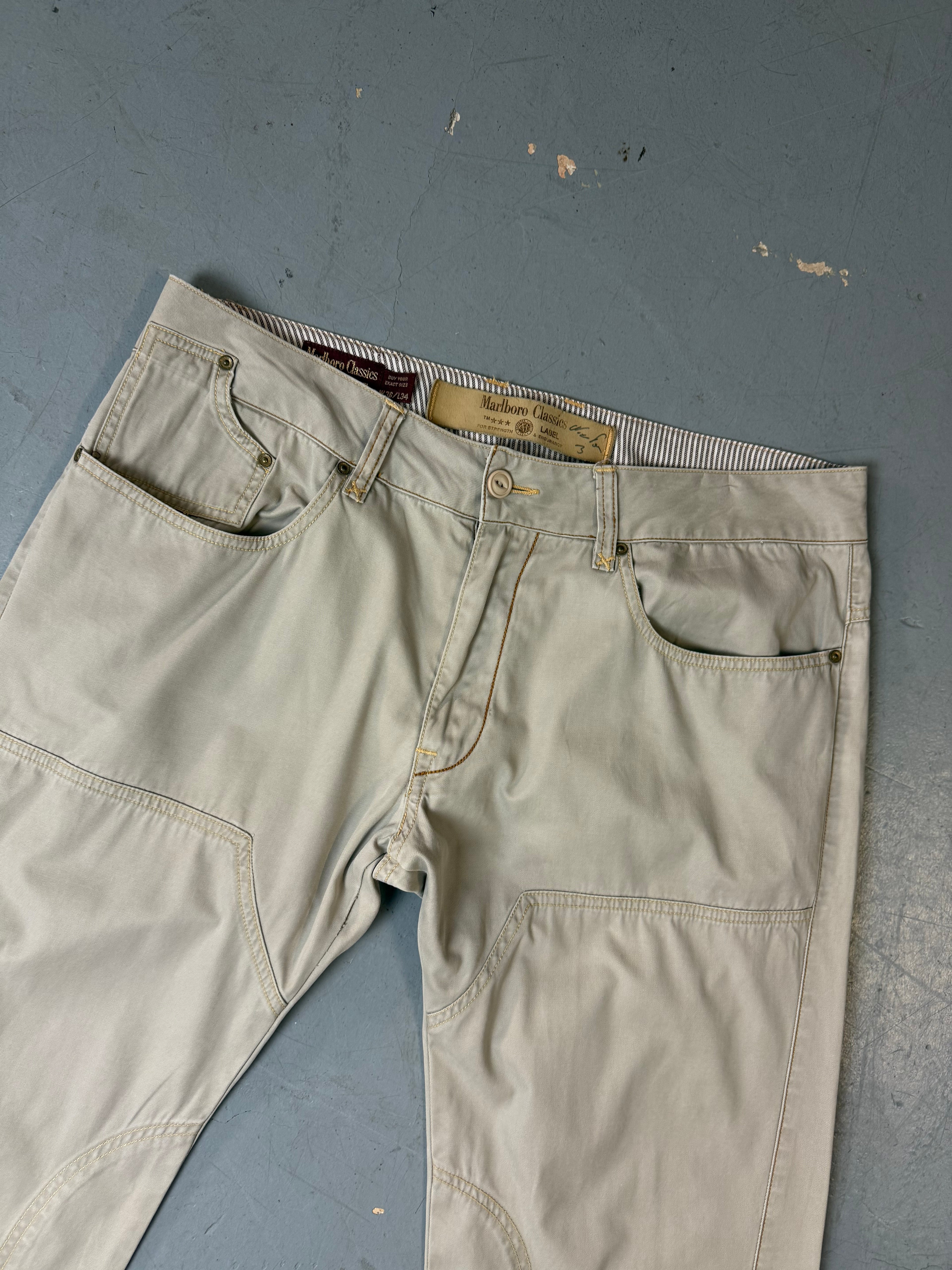 Detailliertes Tragebild von Vintage Marlboro Classics Beige Chino Pants XL von vorne