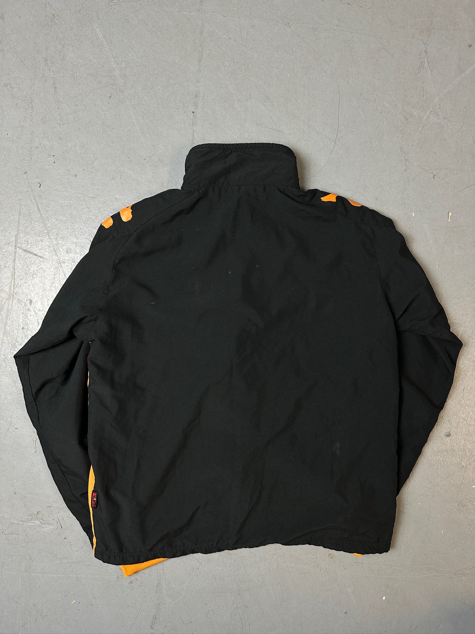 Eine schwarz orange Track Jacke von kappa von dem Fußballverein as roma 