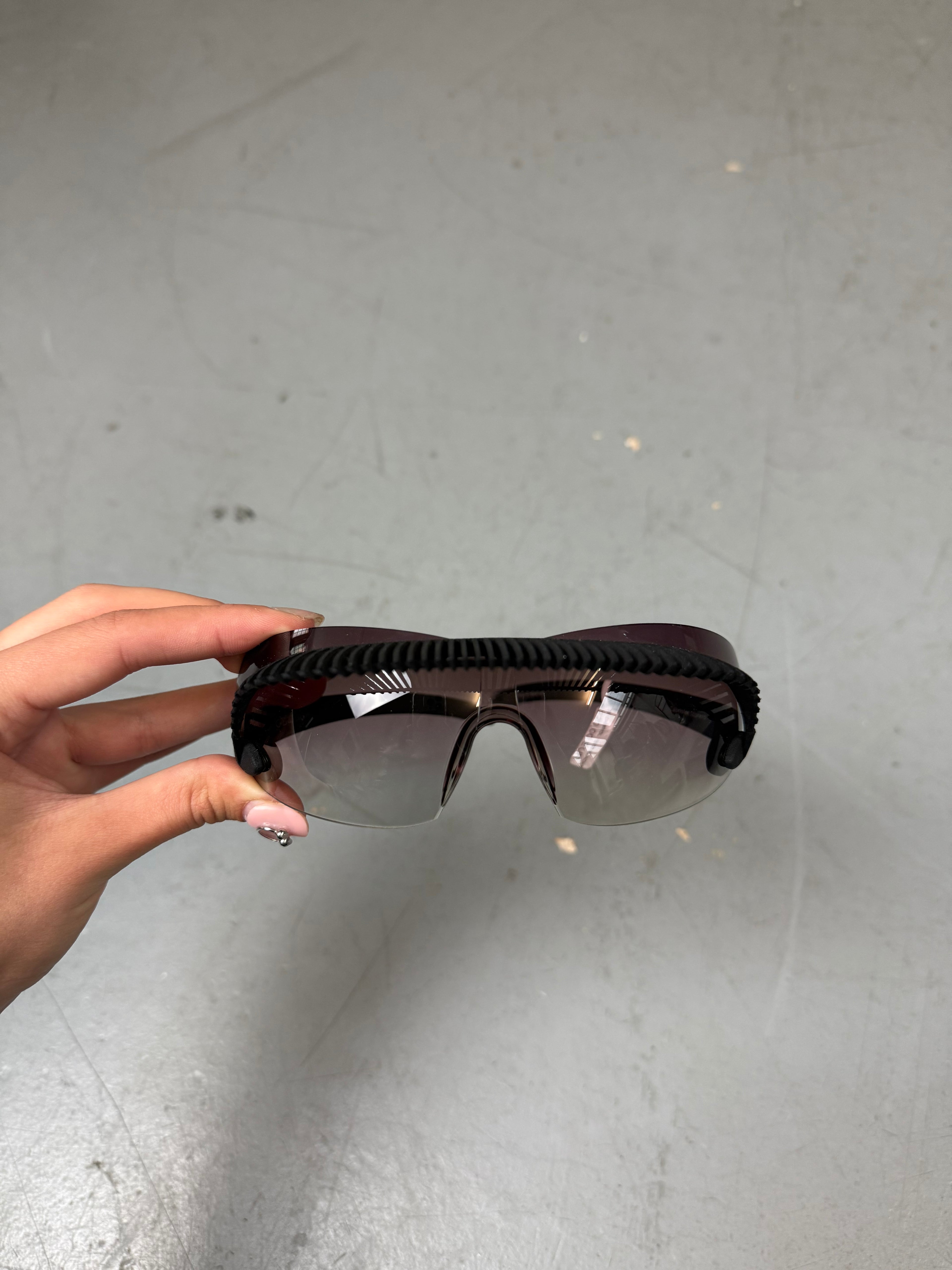 Eine Sonnenbrille von Hoet mit kleinem Schirm über den Gläsern 