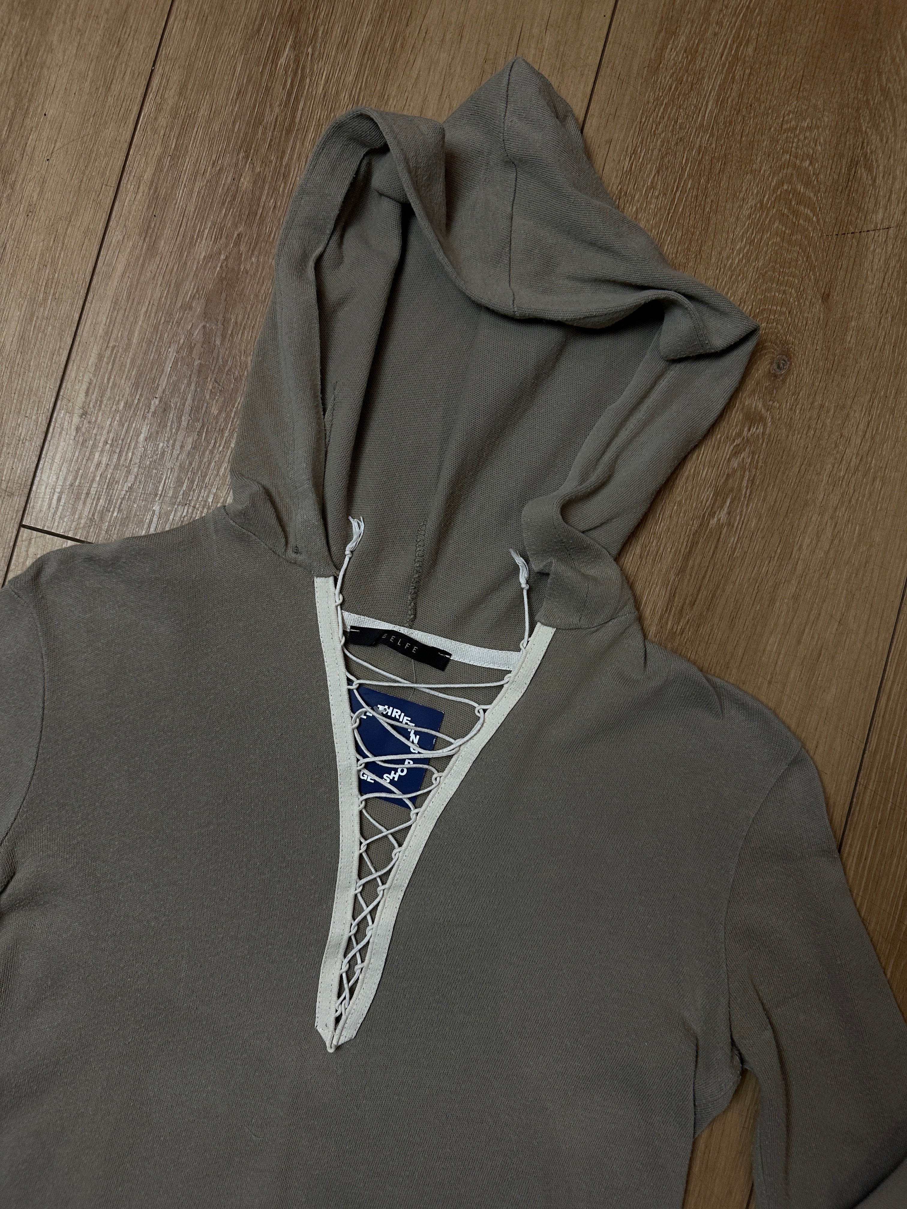 Detailbild Vintage Light Strings Hoodie von vorne 