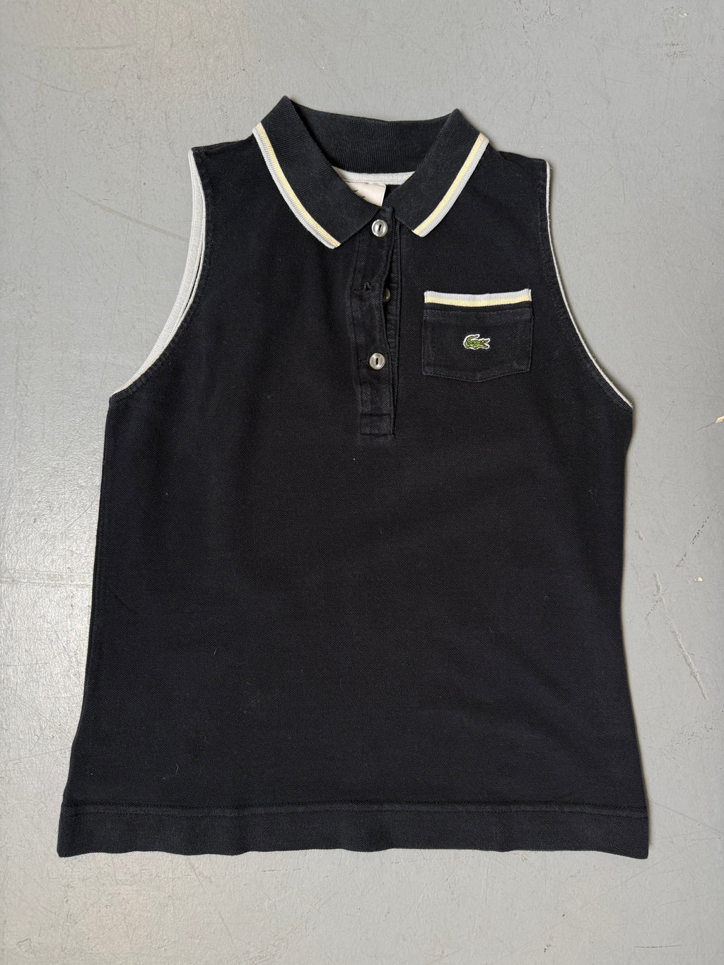 Vintage Lacoste Dark Blue Tank Top Polo für Damen. Y2K Secondhand 2000s Fashion. 