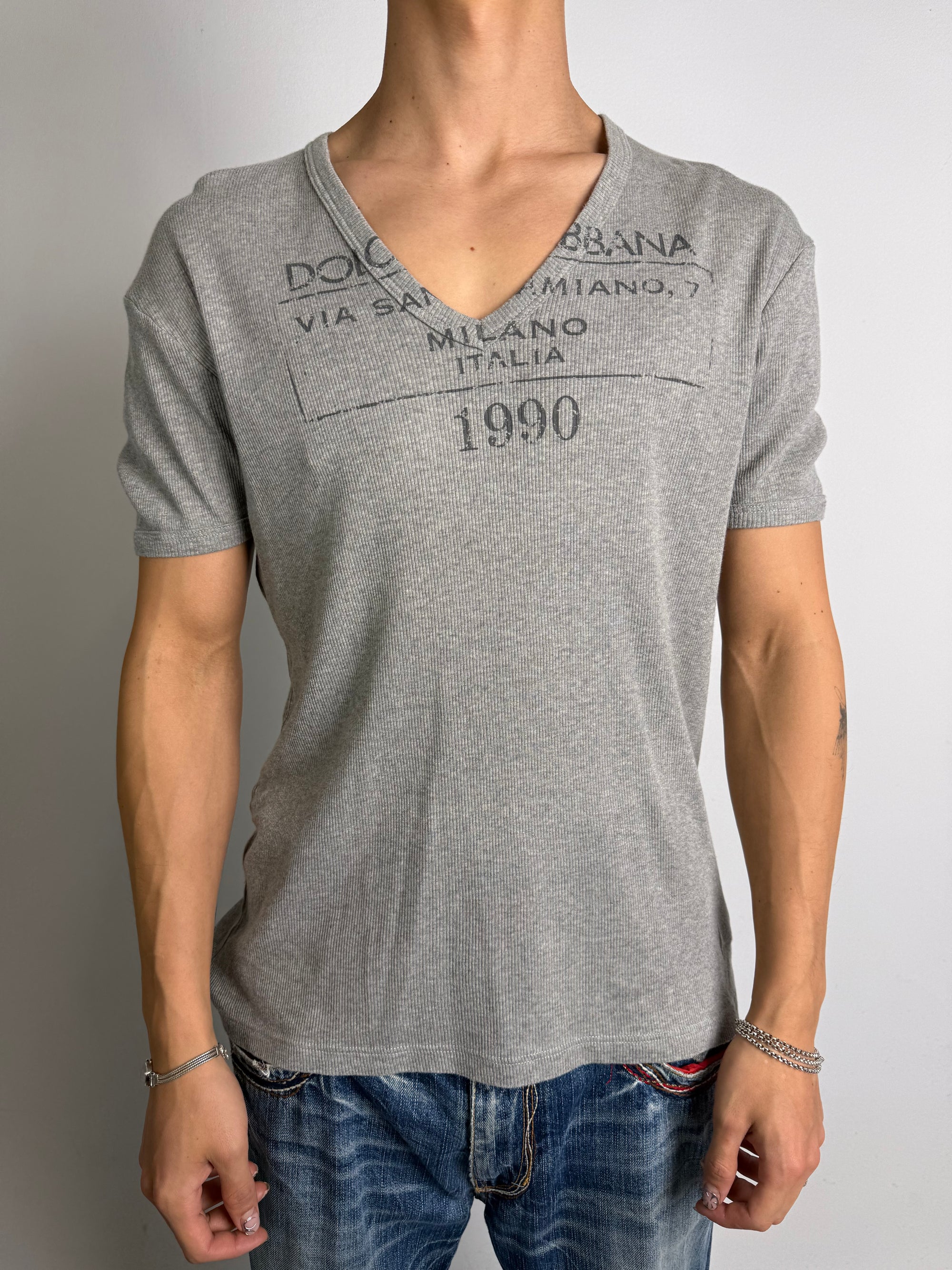 Tragebild von einem Vintage Dolce&Gabbana Grey V-Neck Shirt von vorne 