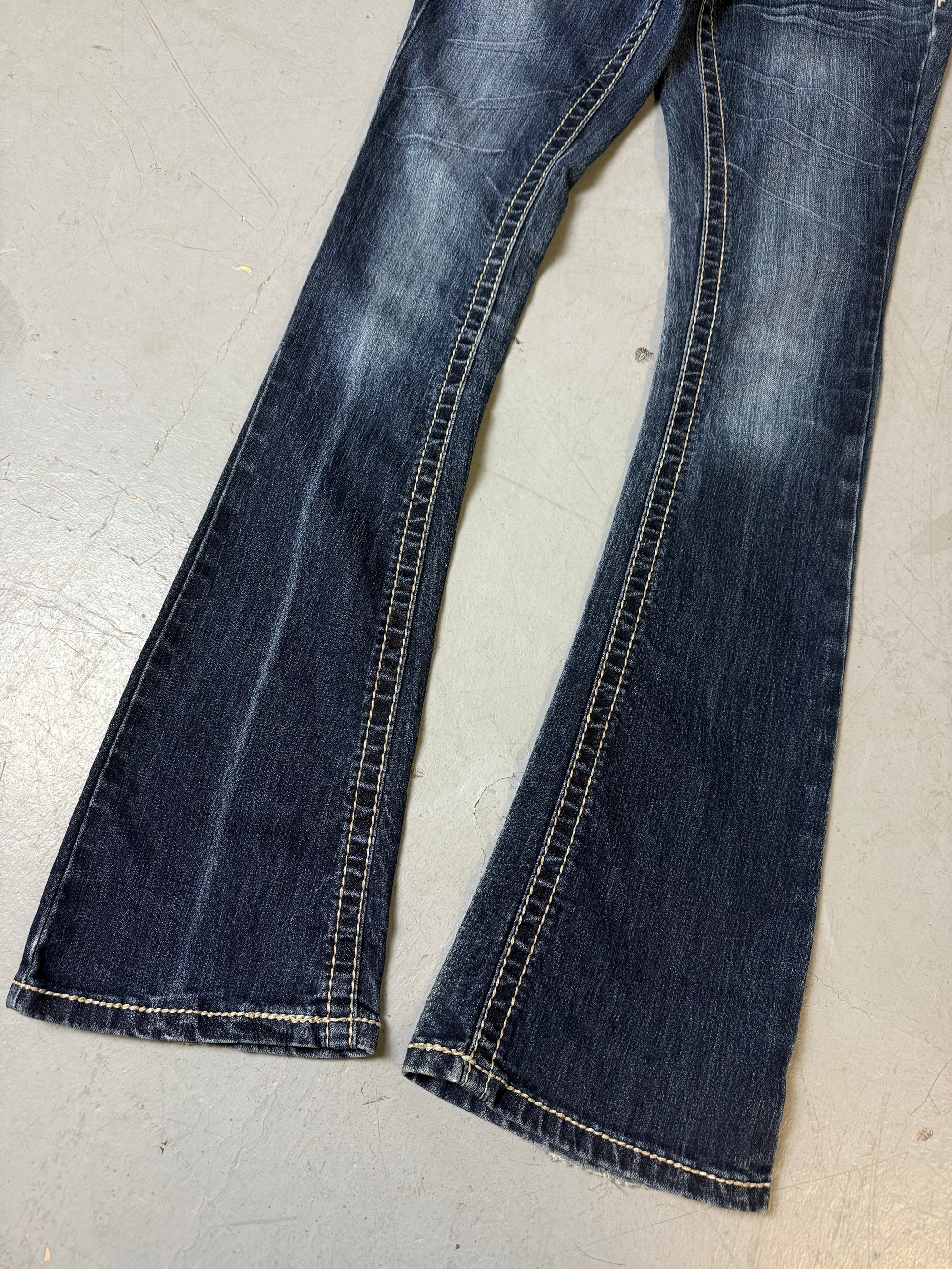 Eine low waist jeans Y2K mit stitching auf den hinteren Taschen 