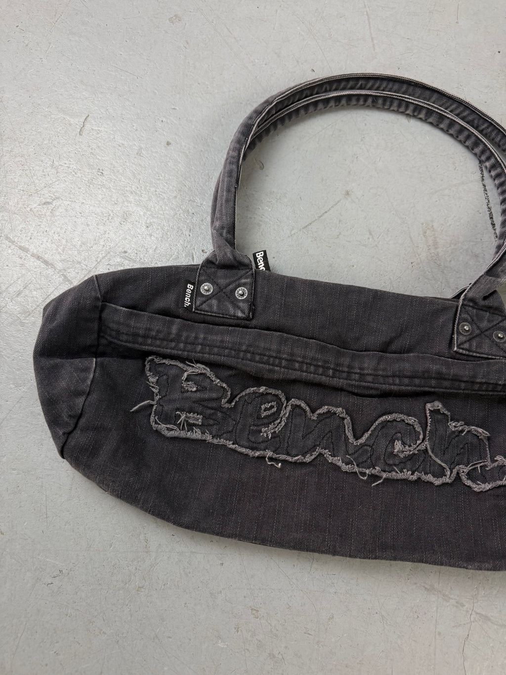 Vintage CNTY BAGS Bench Grey Baguette Bag für Damen Y2K 2000s Fashion.