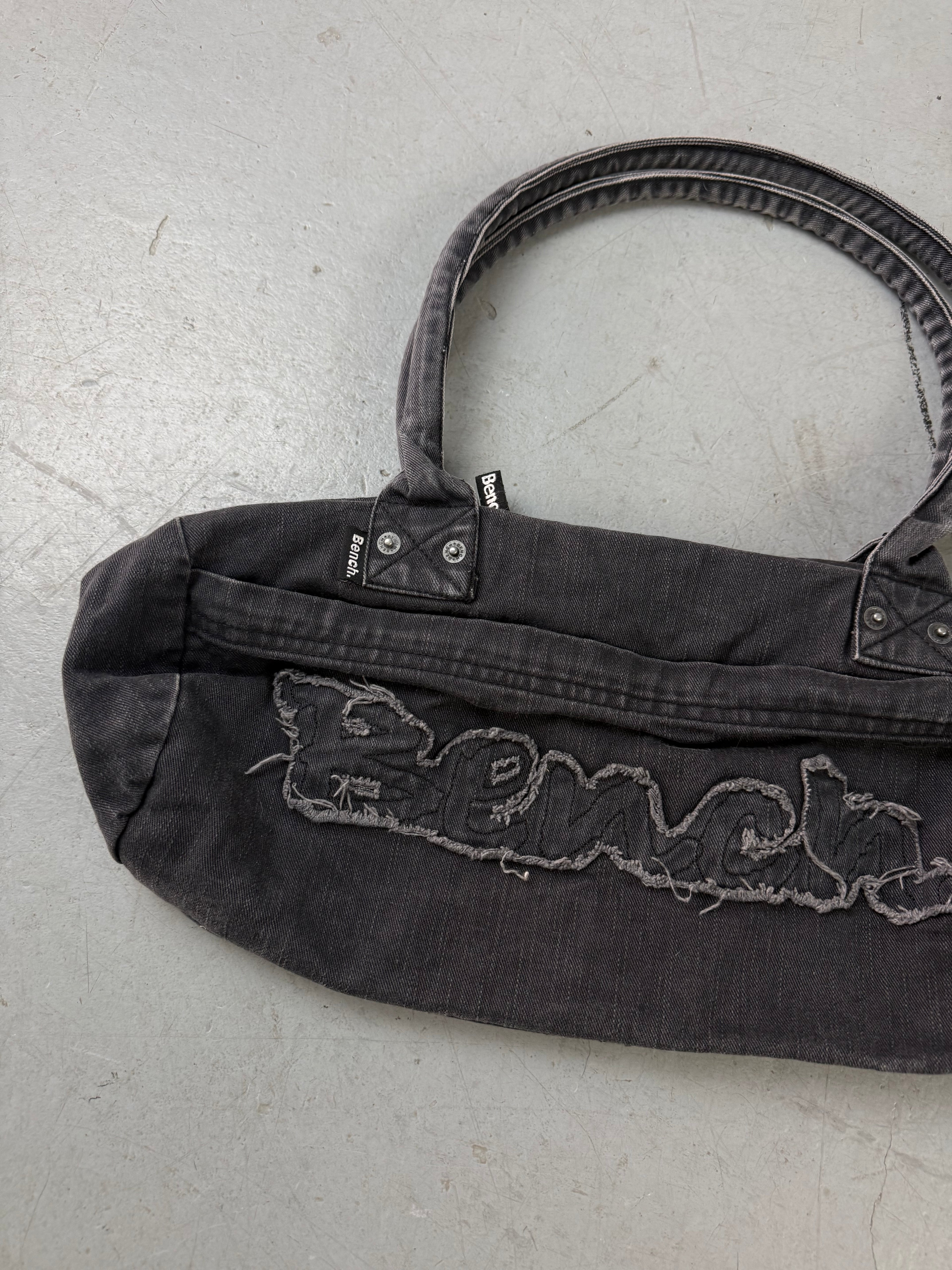 Vintage CNTY BAGS Bench Grey Baguette Bag für Damen Y2K 2000s Fashion.