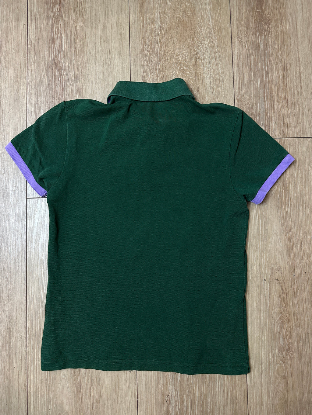 Ein dunkelgrünes Polo mit lila Details von Moncler in XS 