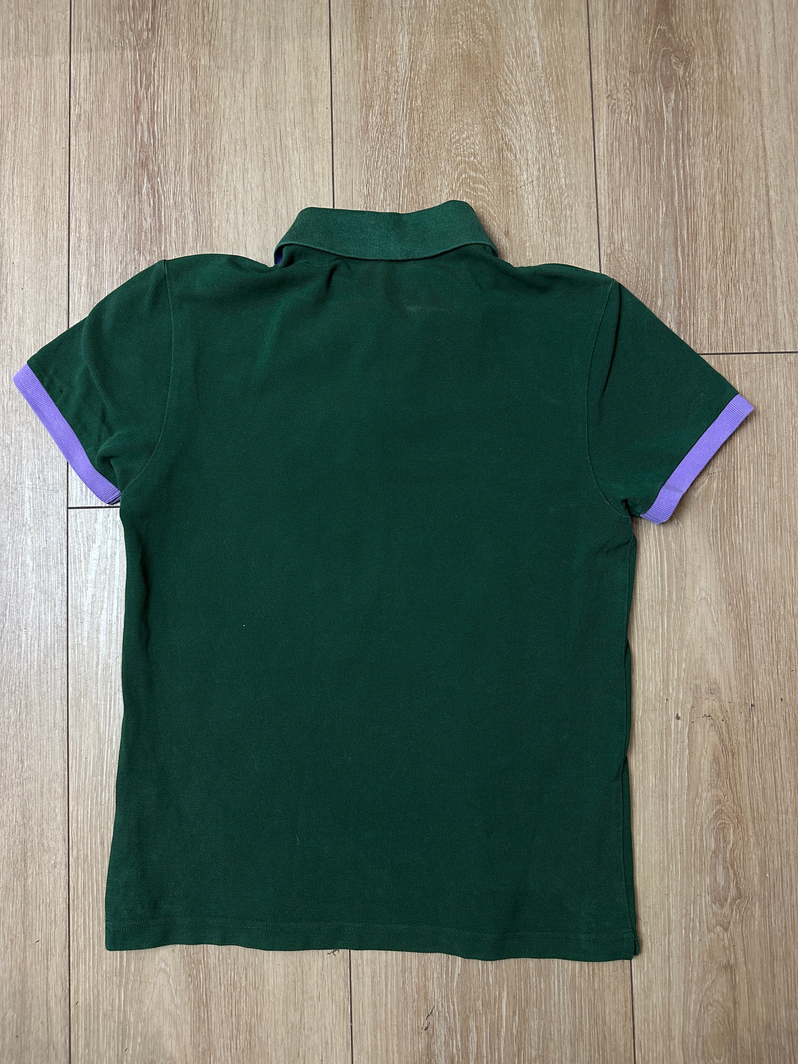 Ein dunkelgrünes Polo mit lila Details von Moncler in XS 