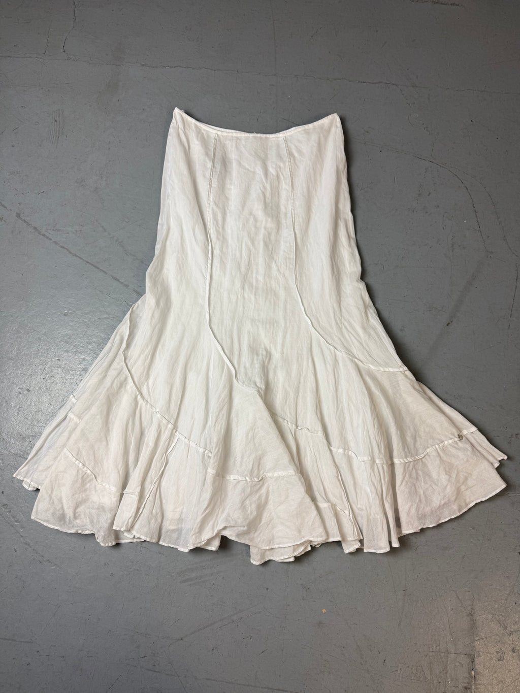 Produktbild von Weisem Maxi Rock auf grauem Boden 