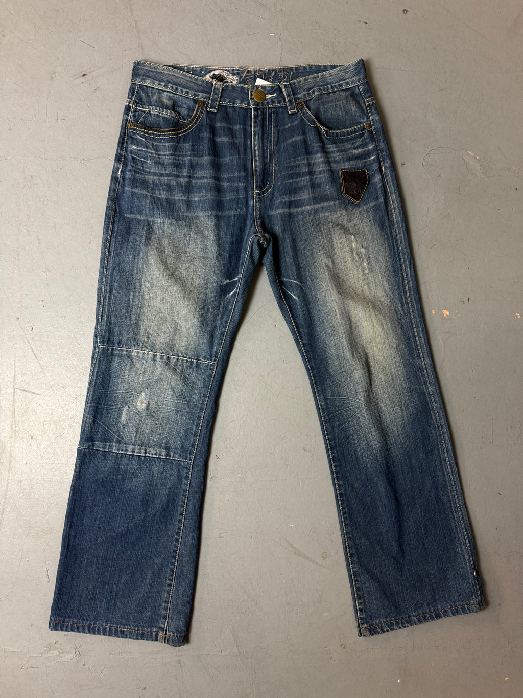 Produktbild von einer Vintage Big Train Baggy Jeans with Studded Back Pockets von vorne