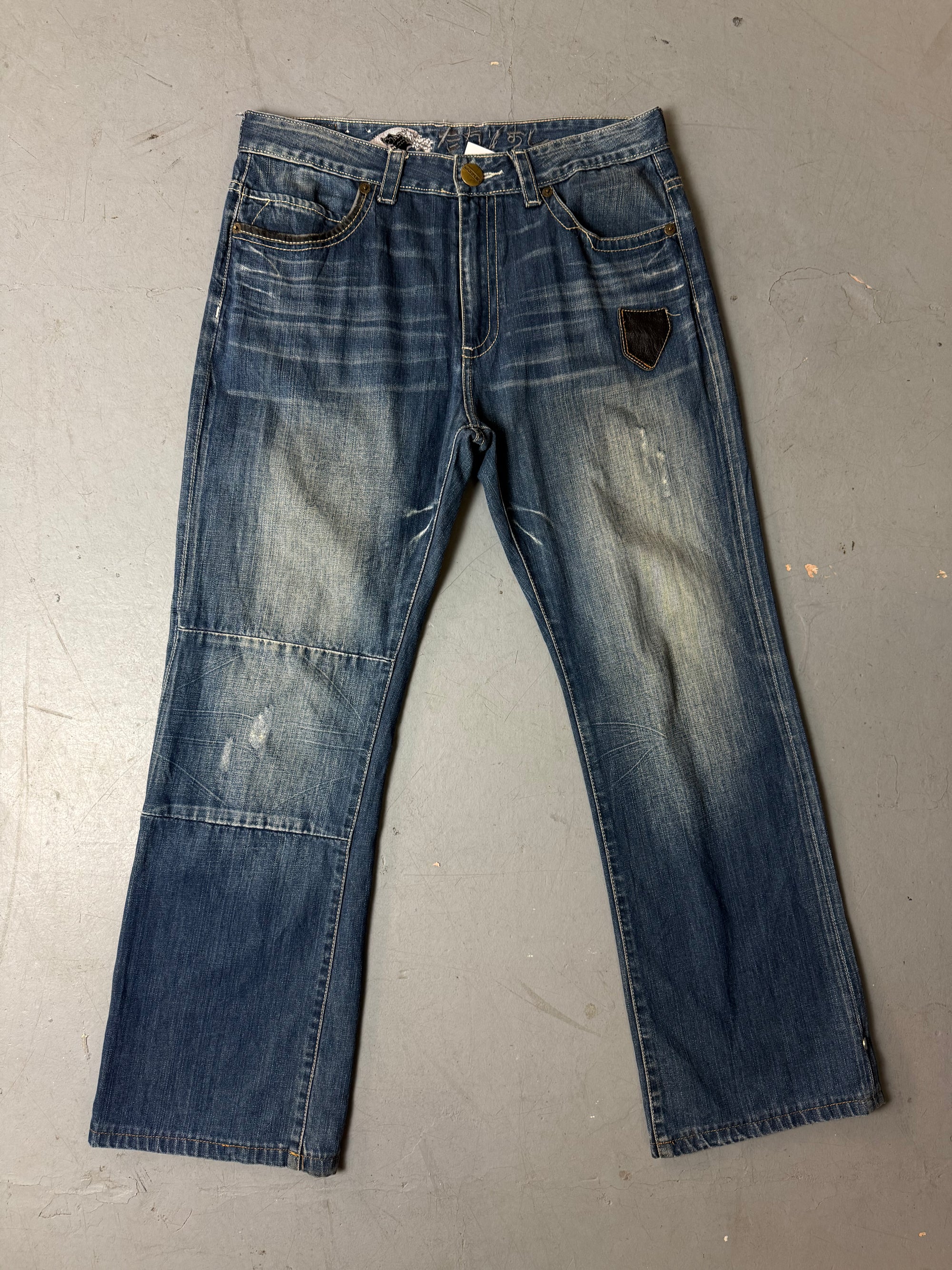 Produktbild von einer Vintage Big Train Baggy Jeans with Studded Back Pockets von vorne