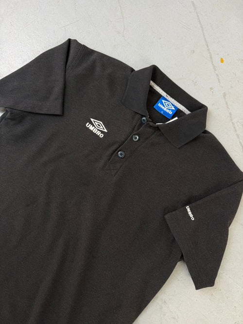 Vintage Umbro Black Polo Shirt für Herren. Y2K Second Hand 2000s Fashion