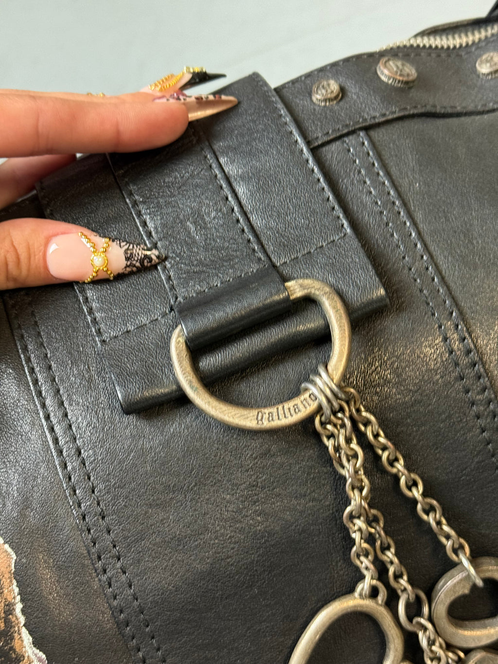 Eine große schwarze Lederjacke on Galliano in top Zustand mit Silber Anhänger 