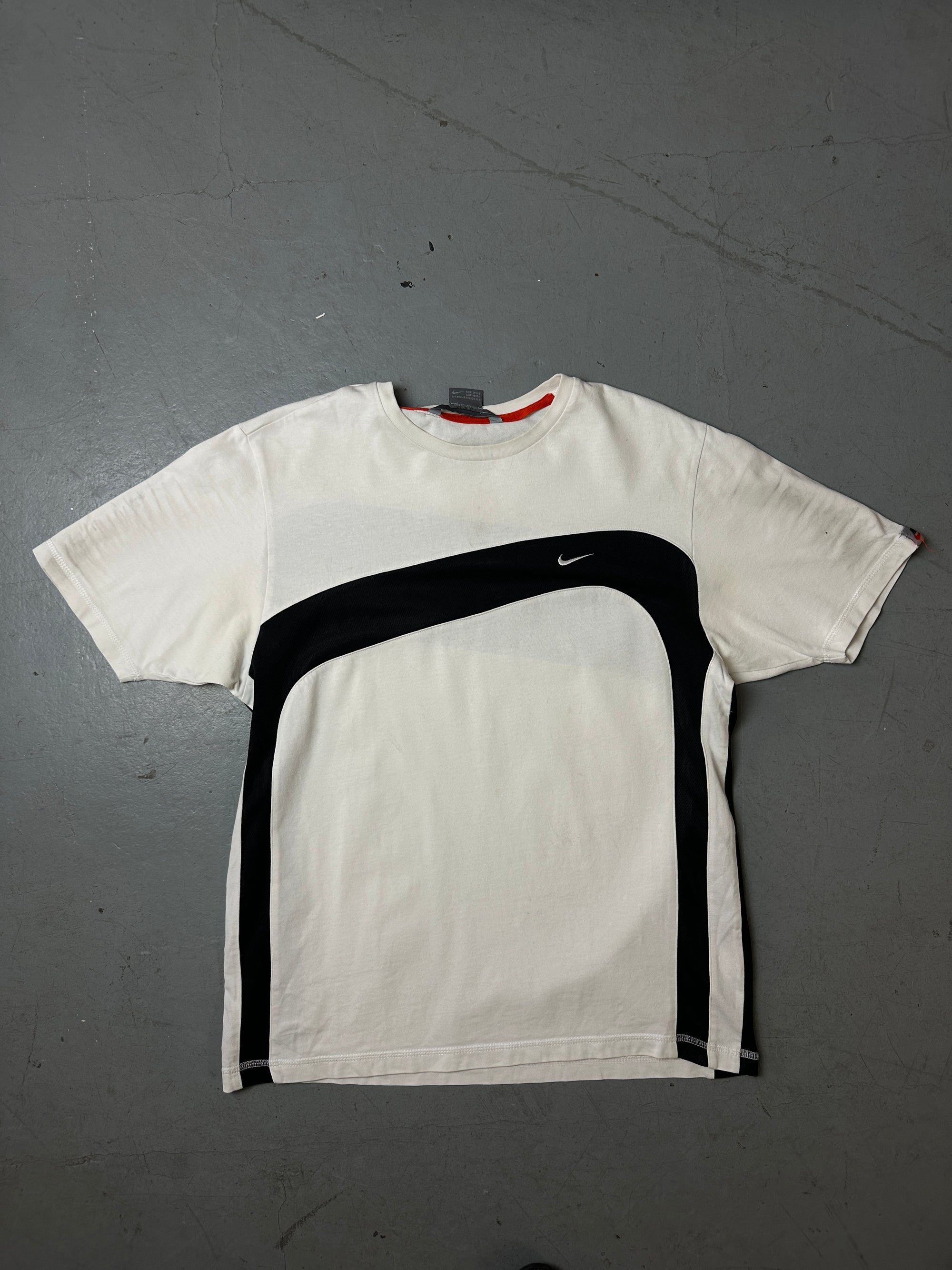 Produktbild von schwarz weißem Nike Tshirt auf grauem Boden 