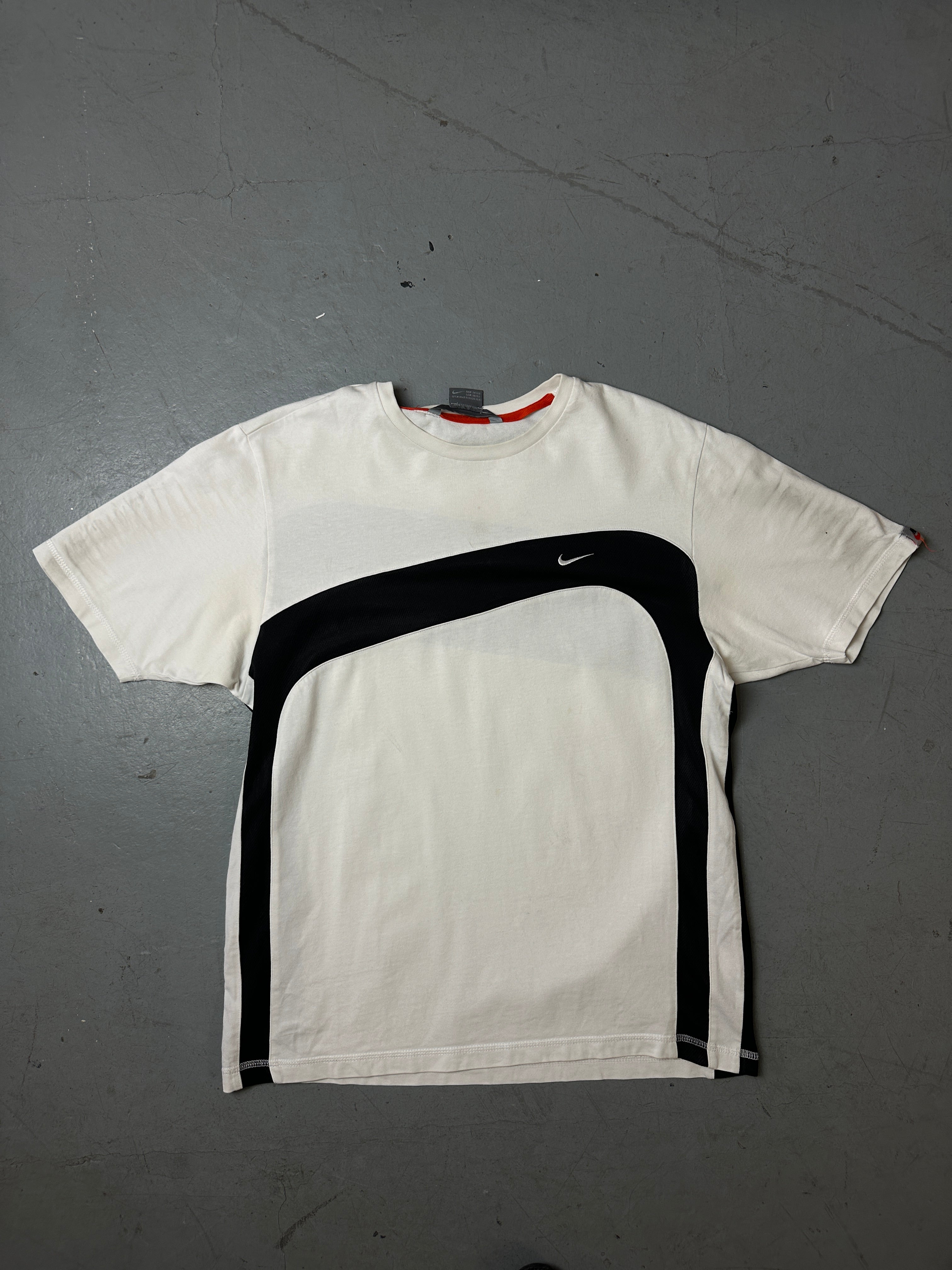 Produktbild von schwarz weißem Nike Tshirt auf grauem Boden 