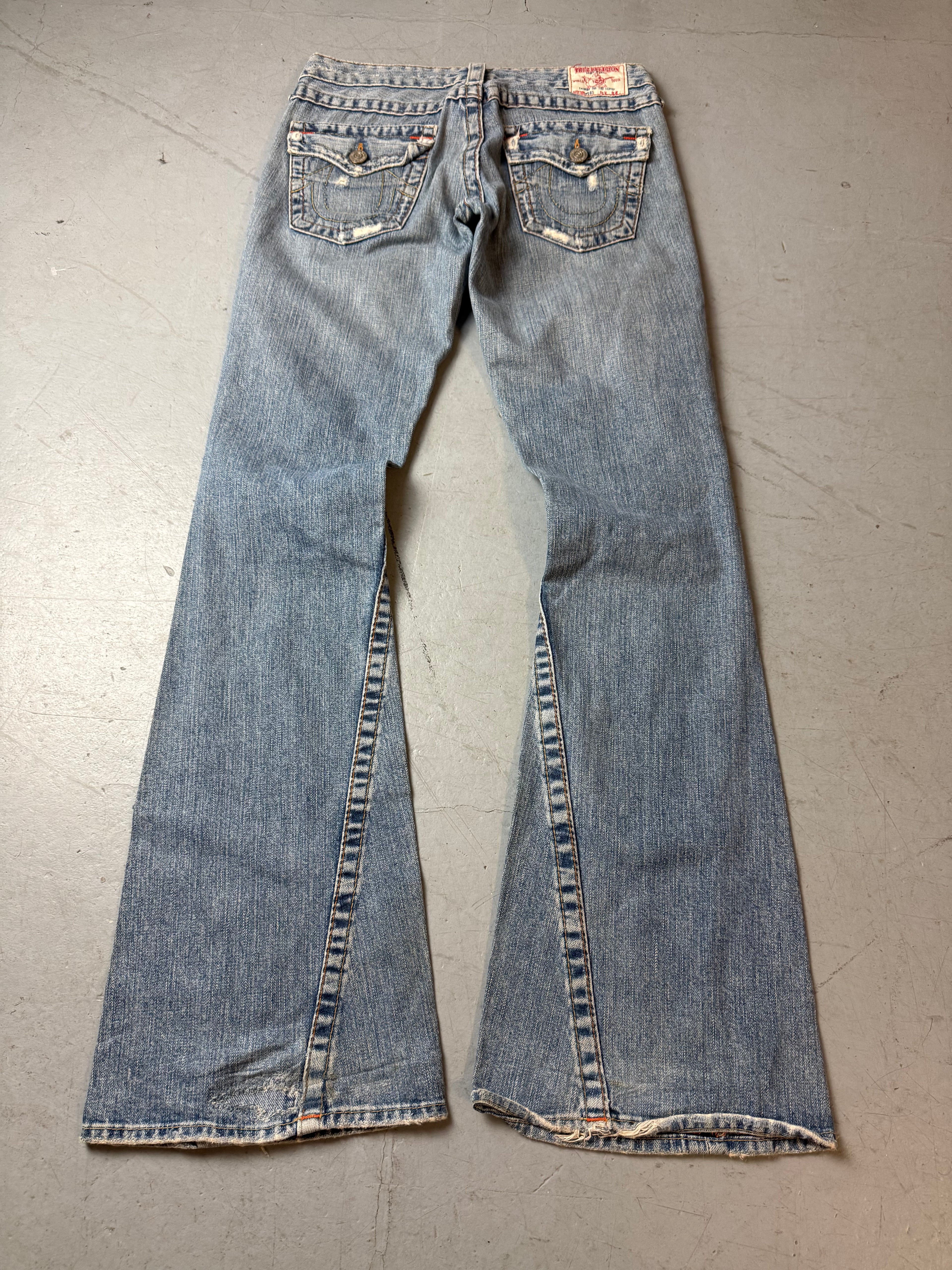 Vintage True Religion Ripped Low Waist Flared Jeans für Damen. Y2K Second Hand 2000s Fashion