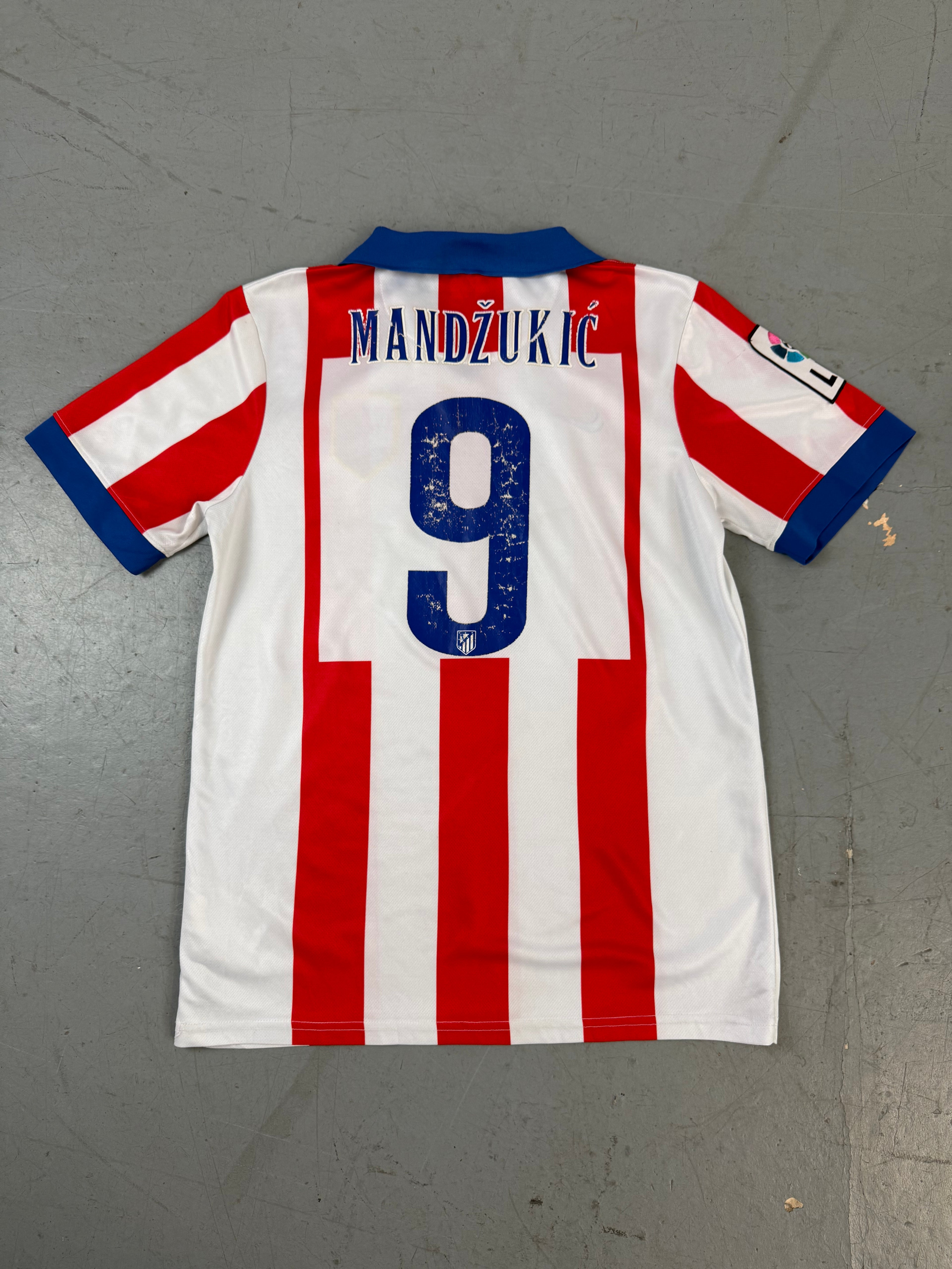 Vintage Nike Atlético Madrid 22/23 Home Jersey für Männer. Secondhand Y2K 2000s Fashion