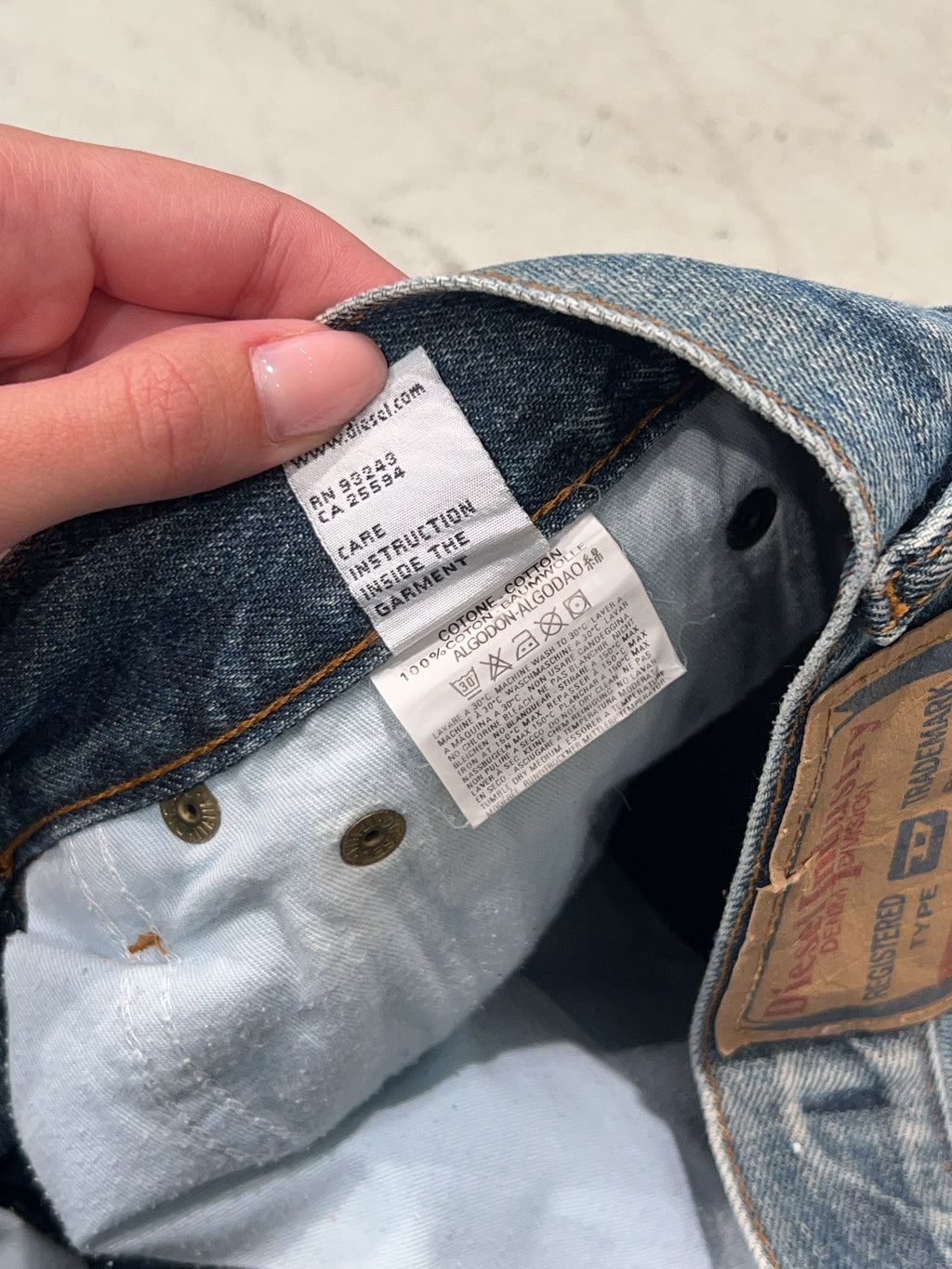 Vintage Diesel Straight Leg Jeans für Herren. Y2K Second Hand 2000s Fashion.